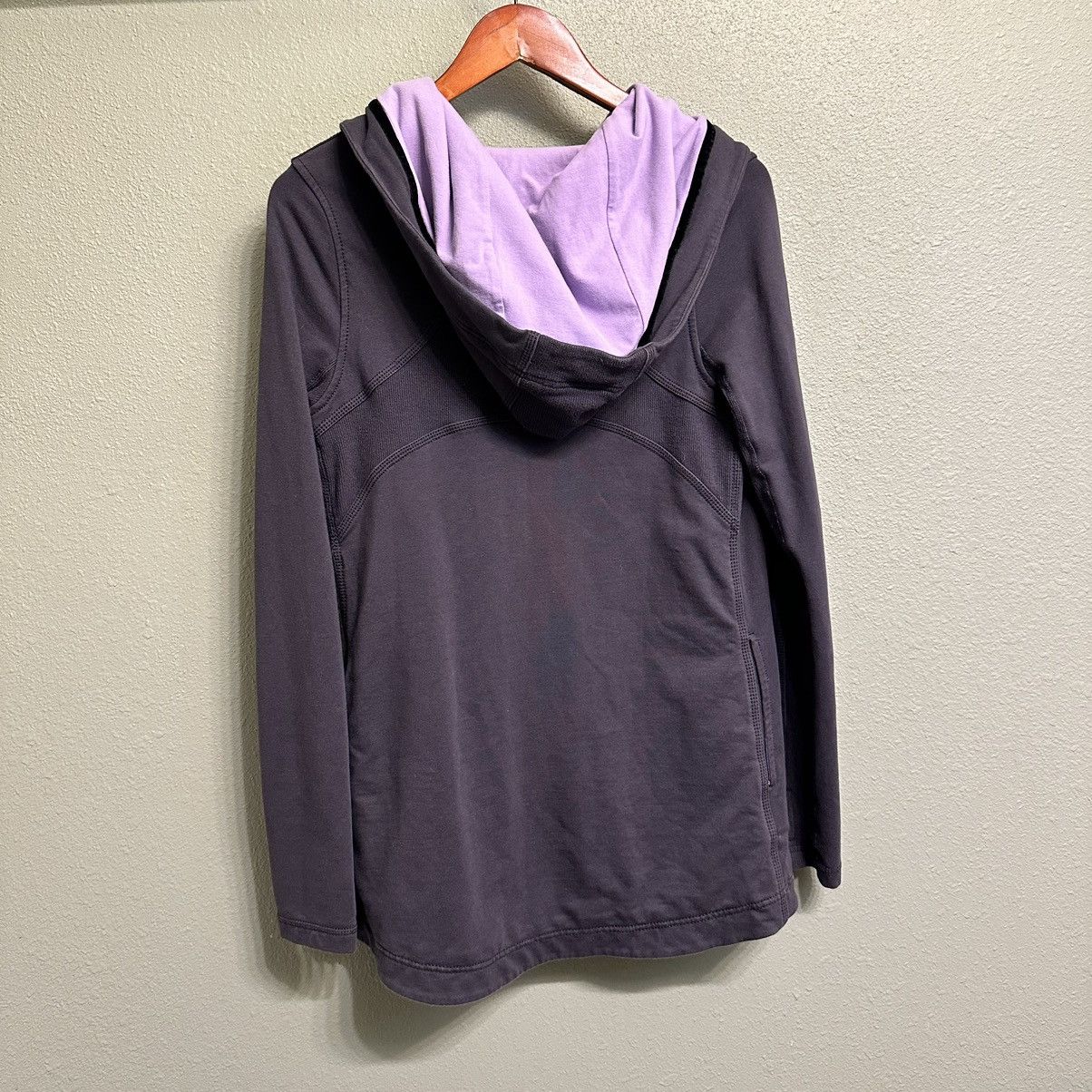 Lululemon Lululemon Gray Hooded Sweatshirt Jacket w/thumb holes Size S / US 4 / IT 40 - 2 Thumbnail