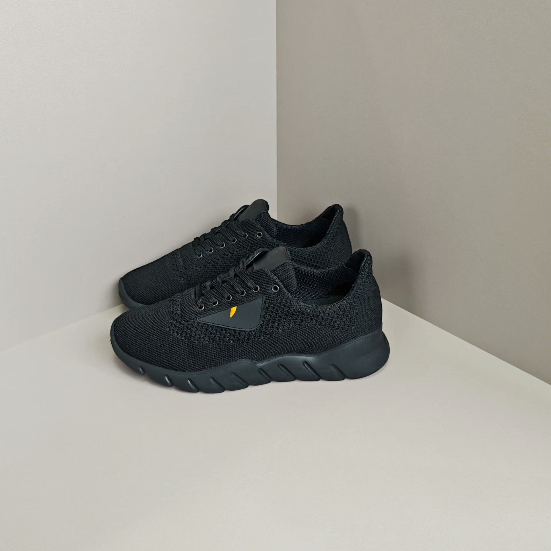 Fendi Fendi Casual Lowtop Sneakers 7 Men Size US 7 / EU 40 - 1 Thumbnail