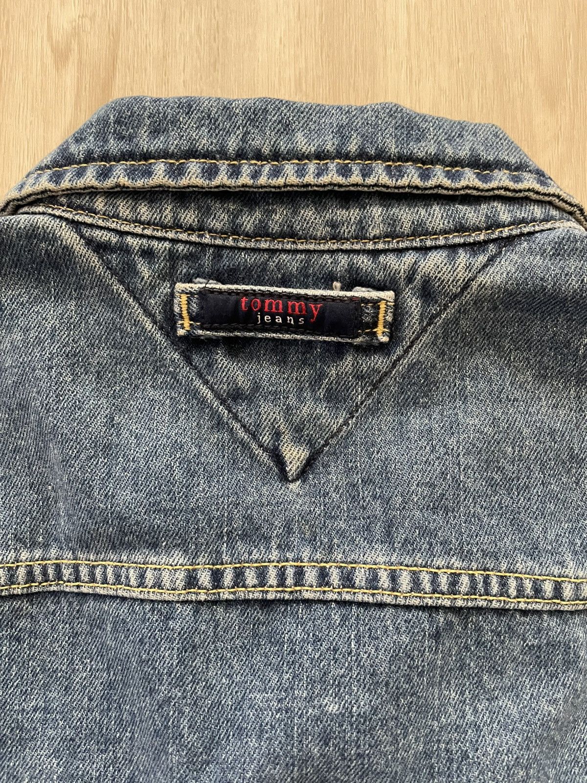 Tommy Hilfiger VTG Y2K Tommy Hilfiger Trucker Denim Jacket Sz L Size L / US 10 / IT 46 - 9 Thumbnail