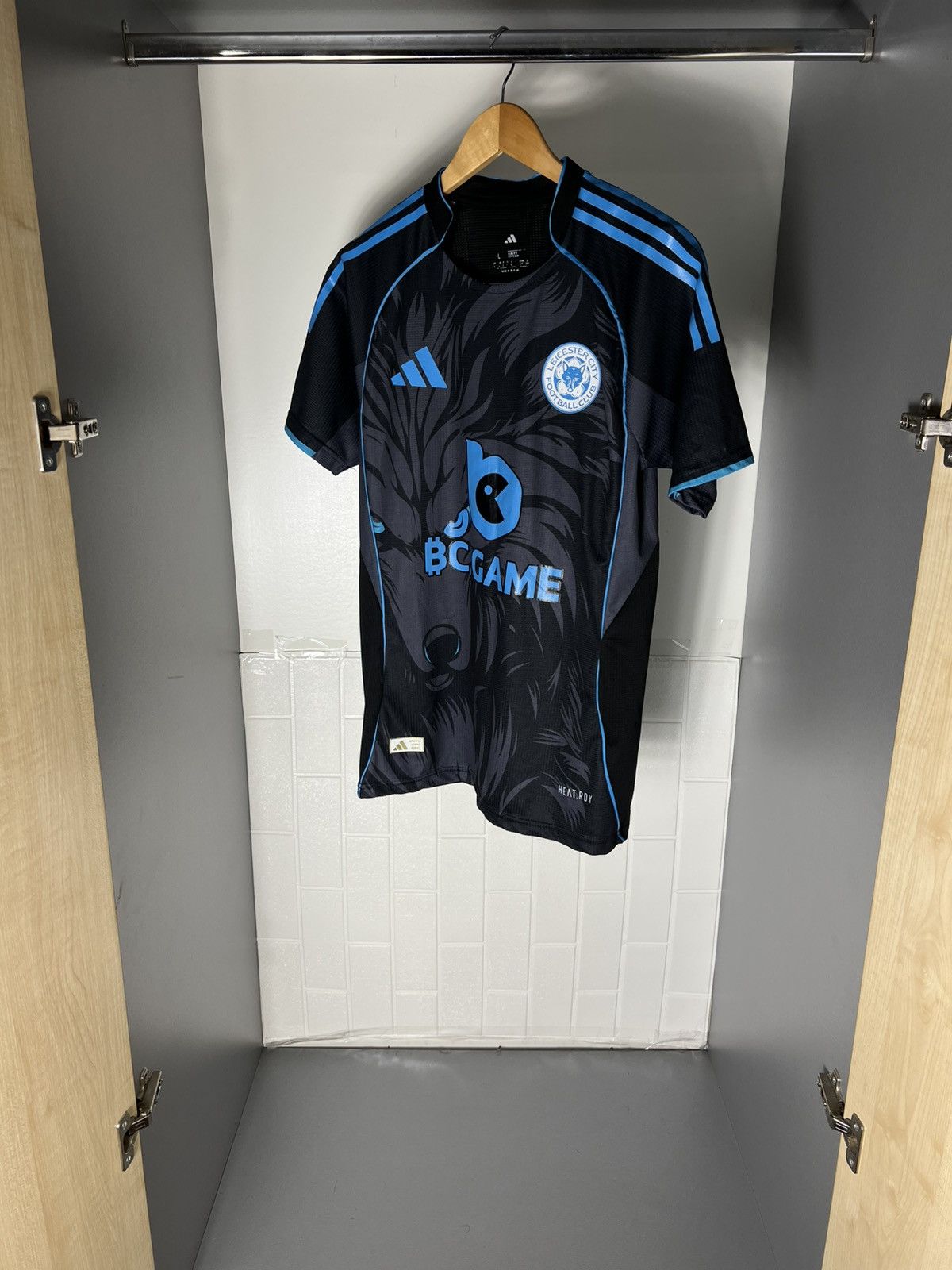 Adidas ADIDAS FC LEICESTER CITY ENGLAND SOCCER JERSEY HOMME 2025 Size US L / EU 52-54 / 3 - 6 Thumbnail