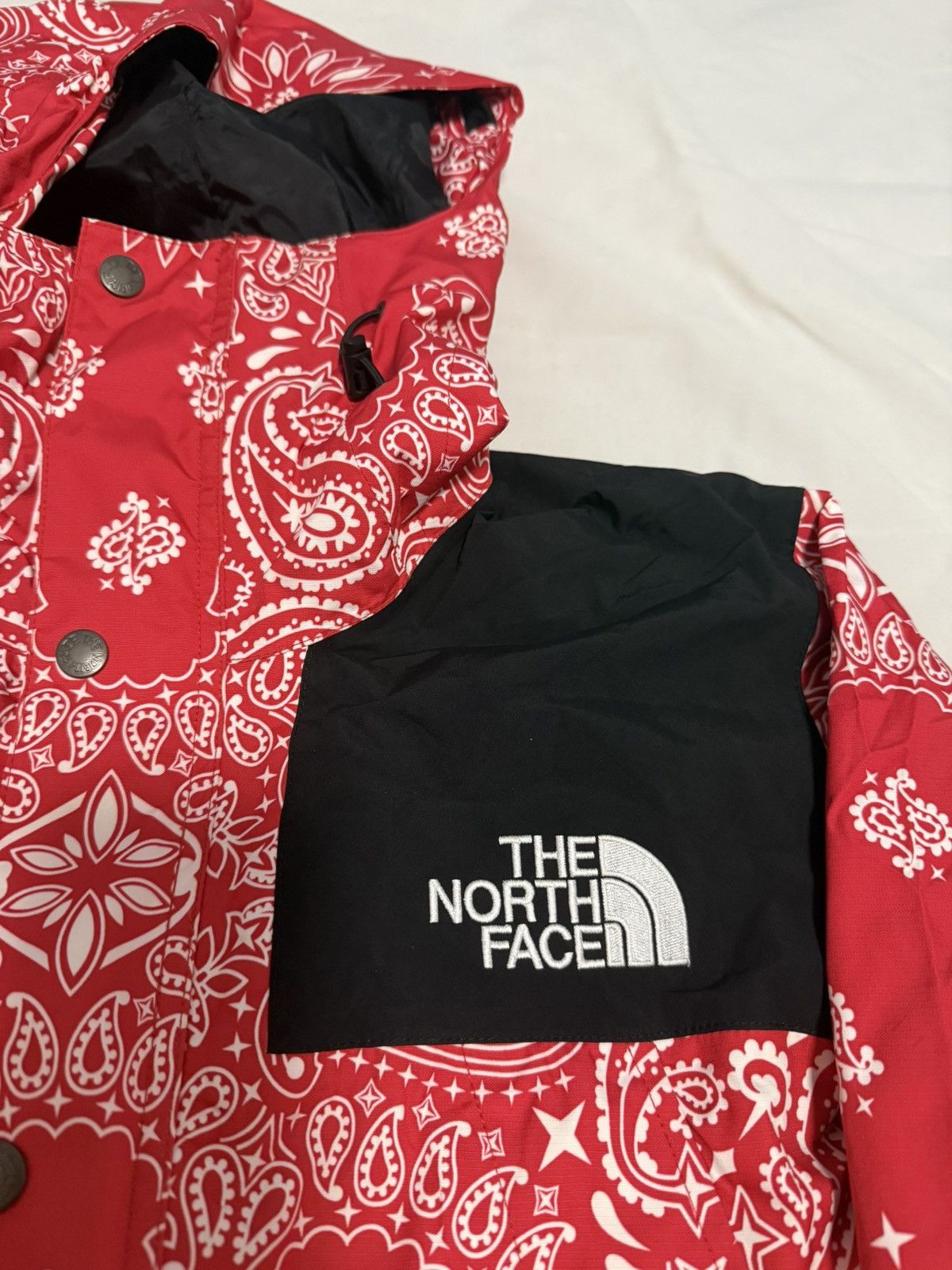 Supreme × The North Face Supreme north face tnf red bandana paisley mountain Jacket Size US M / EU 48-50 / 2 - 4 Thumbnail