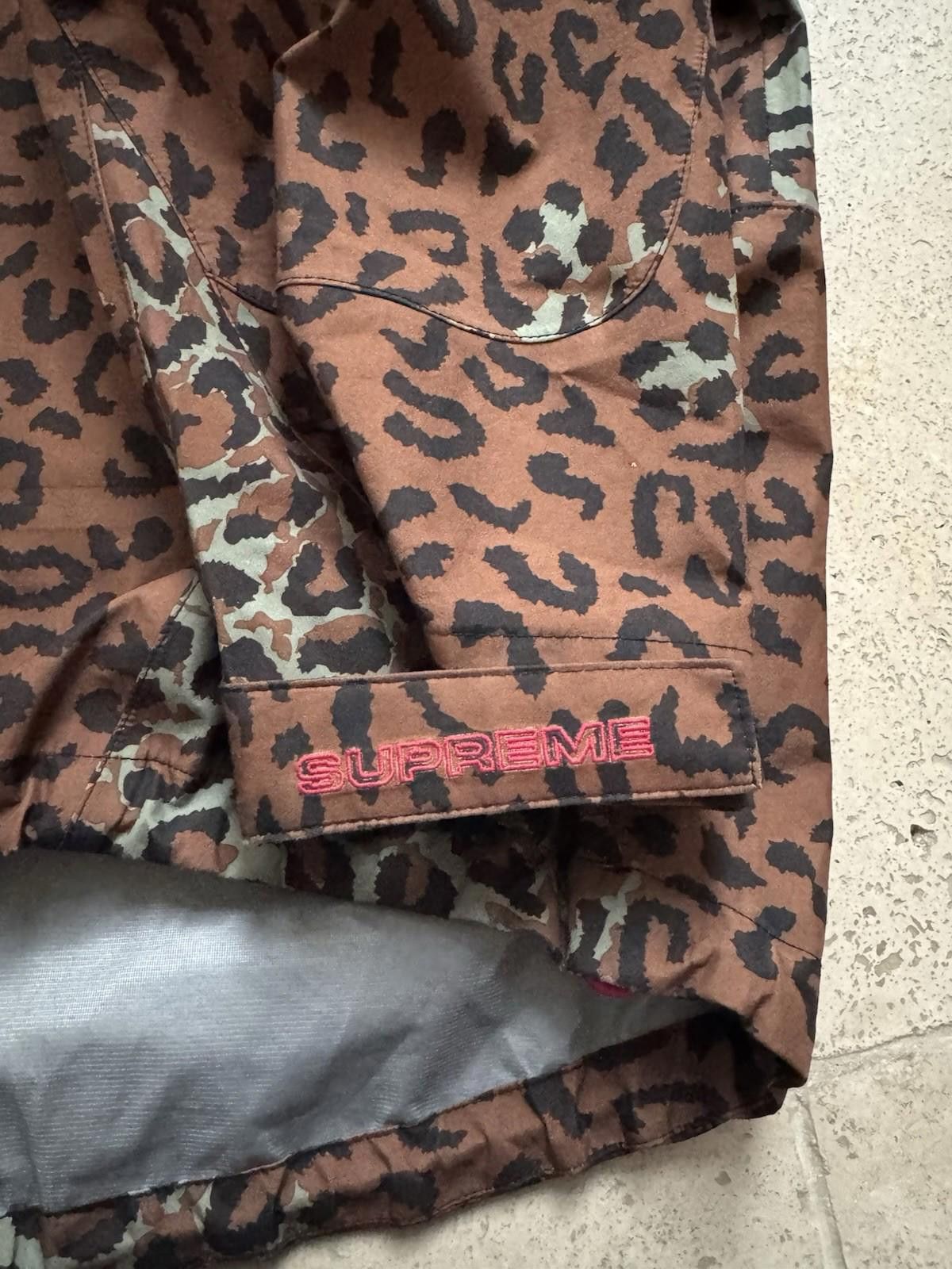 Supreme Supreme GORE TEX Taped Seam Jacket Leopard Size Medium Size US M / EU 48-50 / 2 - 7 Thumbnail