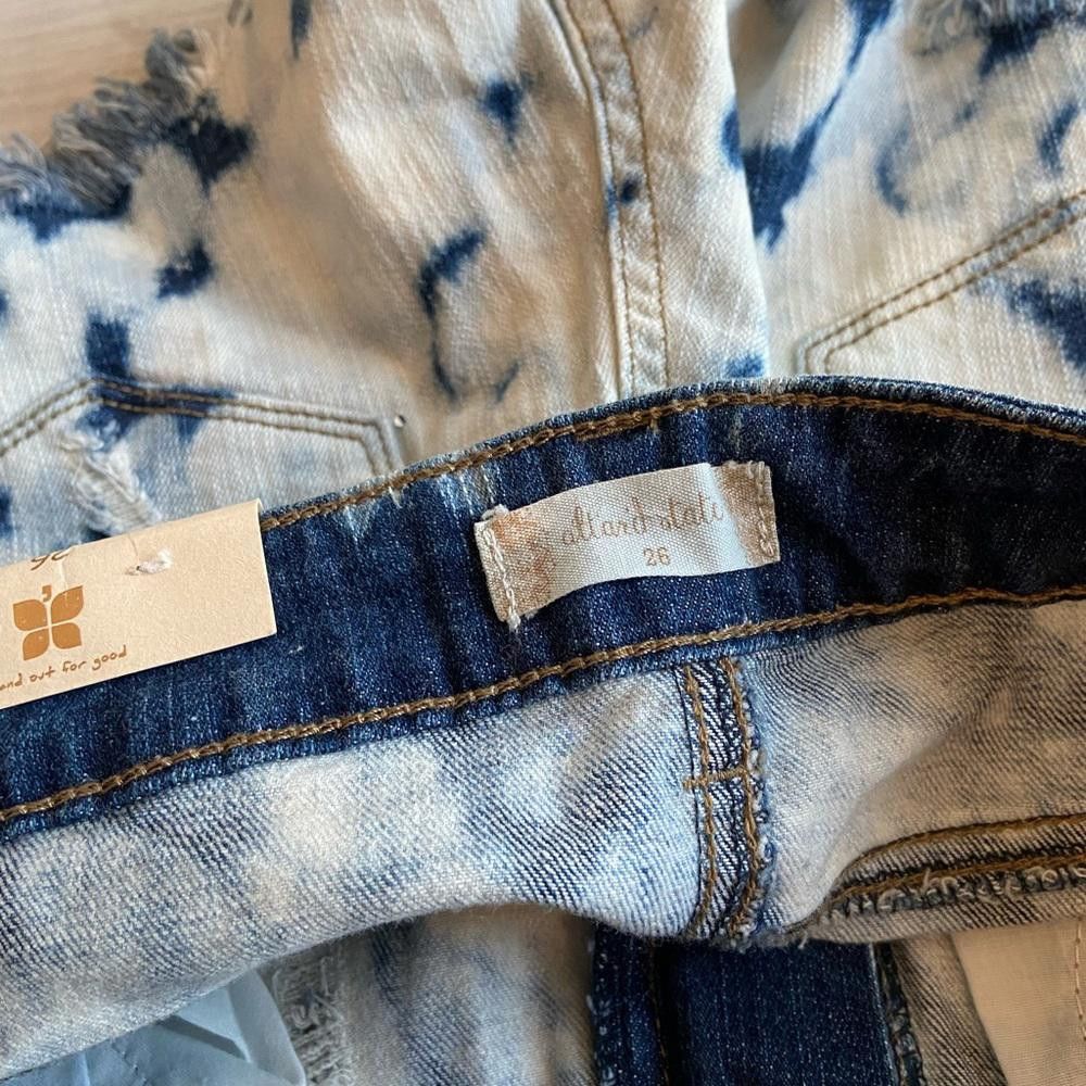 Designer Altar'd State Bleach Ripped High Rise Jean Shorts Size 26" / US 2 / IT 38 - 5 Thumbnail