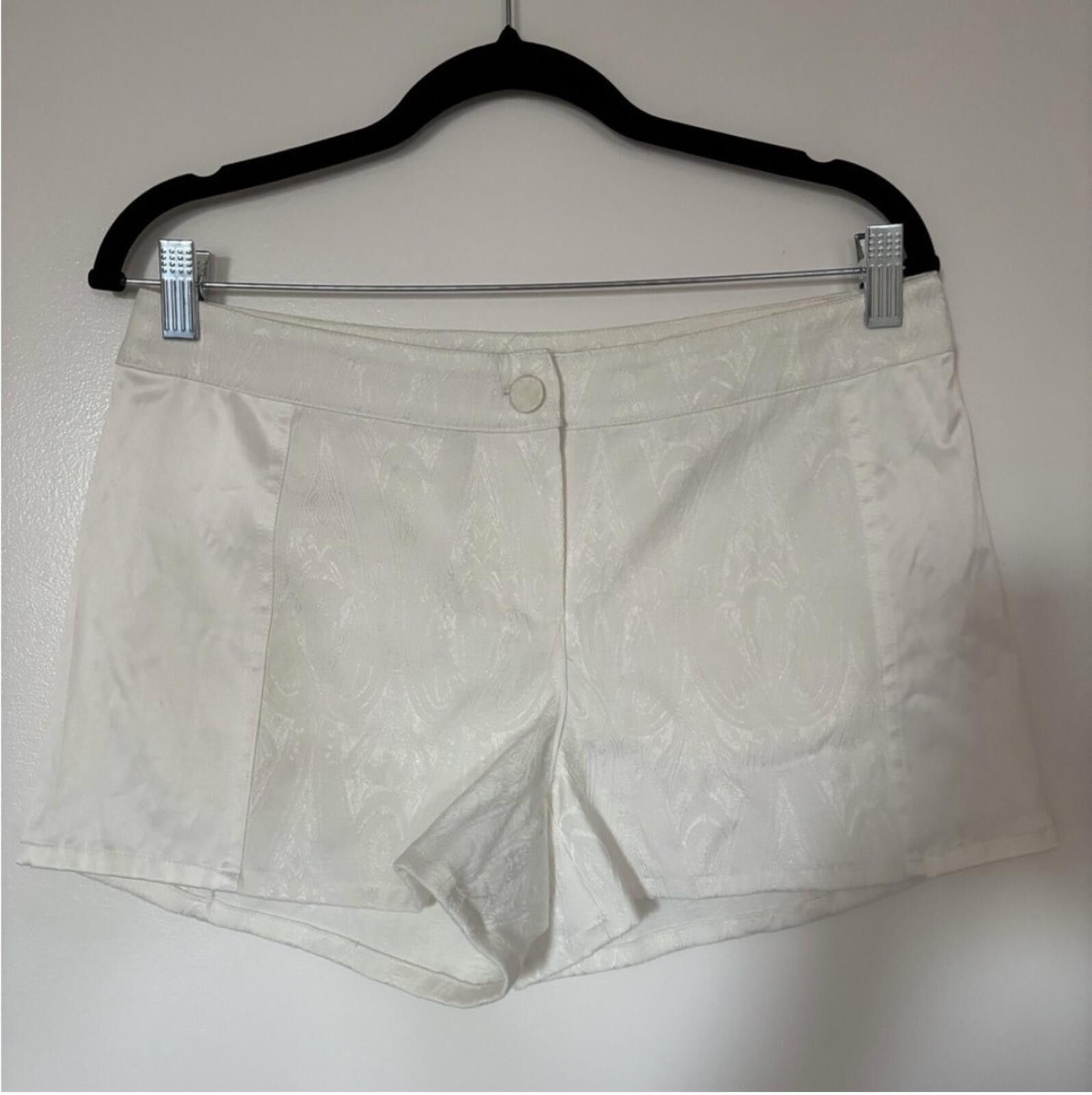 Forever 21 Forever 21 cream shorts Size 30" / US 8 / IT 44 - 2 Thumbnail