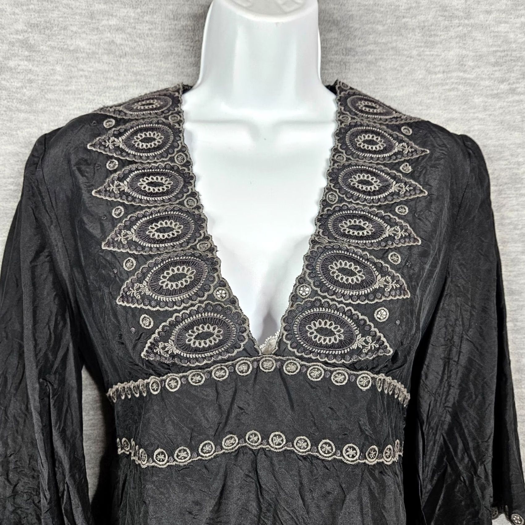 Bcbgmaxazria BCBGMAXAZRIA Dress Women's Embroidered Floral Silk Black XS A-Line Long Sleeve V-Neck Short Size XS / US 0-2 / IT 36-38 - 3 Thumbnail