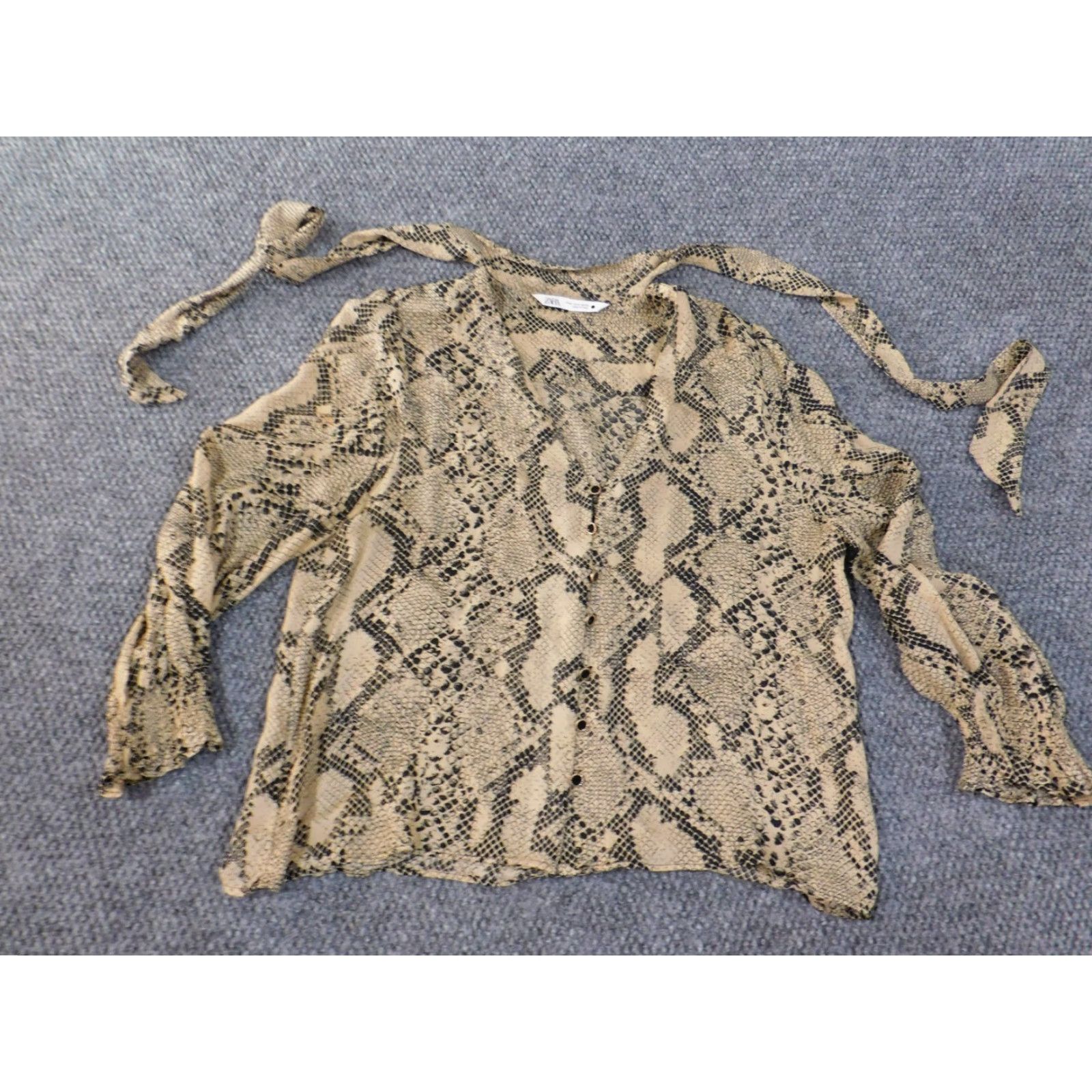 Zara Zara Womens Button-Up Top M Beige Animal Print V-Neck Long Sleeve Regular Knit Cotton Polyester Modern Basic Womens Size M / US 6-8 / IT 42-44 - 2 Thumbnail