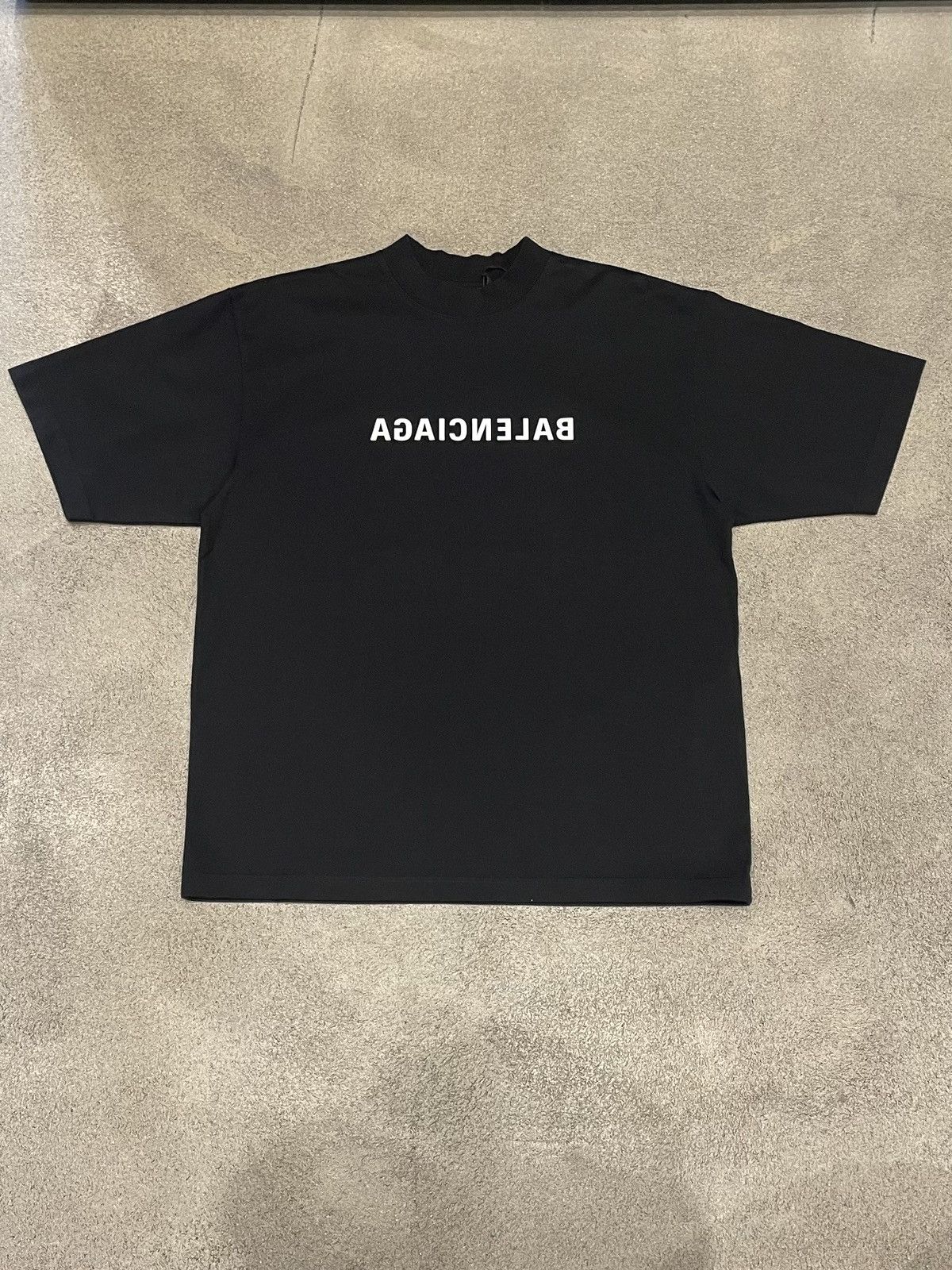 ハンサム度がアップする【BALENCIAG】Mirror Logo T-Shirt Men's Balenciaga Back T-shirt Medium Fit in Grey | Balenciaga US