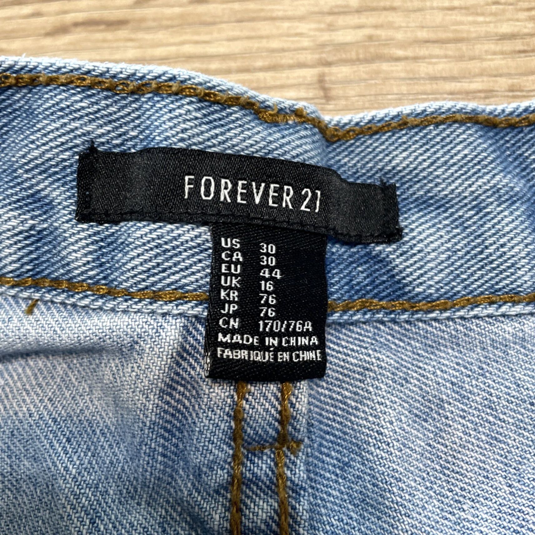 Forever 21 VINTAGE Forever 21 Denim Shorts Women 30 Light Wash Cut-Off Ripped Size 30" / US 8 / IT 44 - 2 Thumbnail