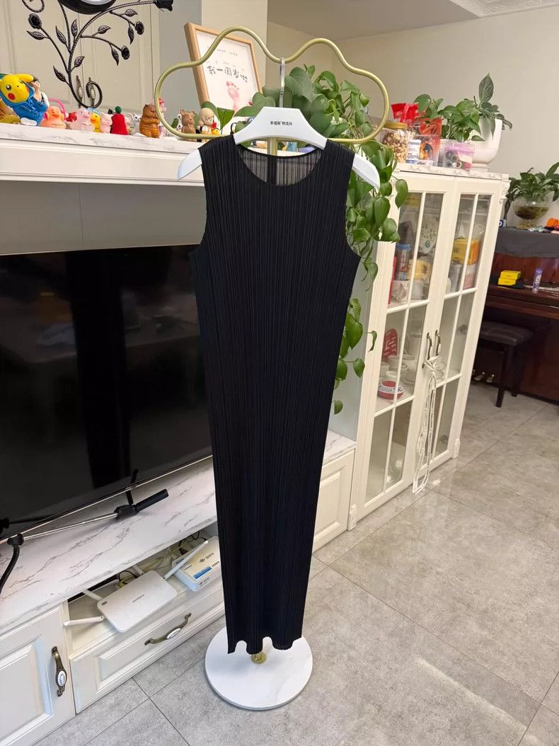 Issey Miyake Issey Miyake size:5 black dress Size XS / US 0-2 / IT 36-38 - 2 Thumbnail