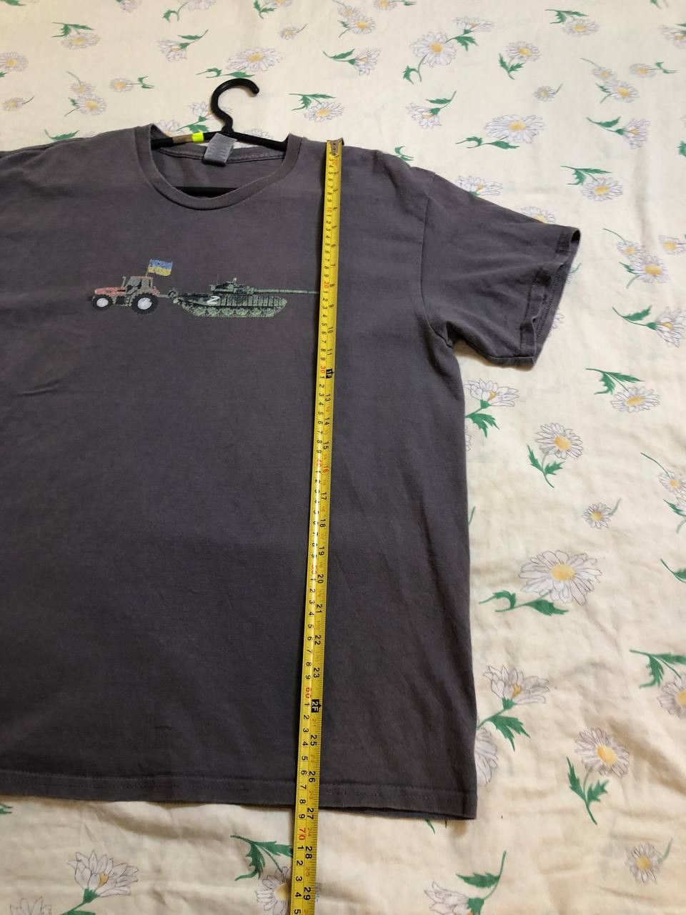 Gildan Gildan UKRAINE tractor pulling T-72 Russian tank cotton Tee Size US L / EU 52-54 / 3 - 7 Thumbnail