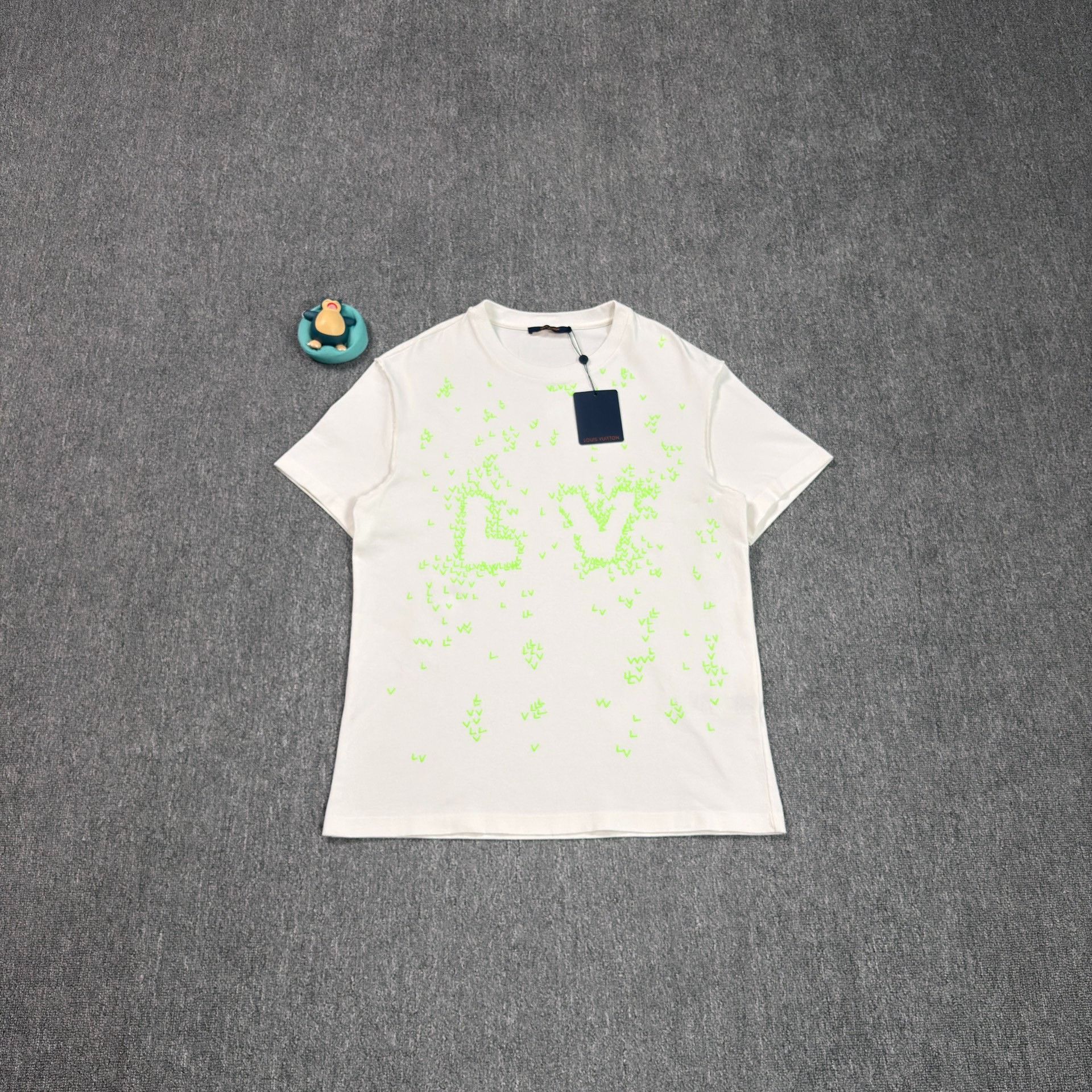 Louis Vuitton Louis Vuitton Neon Logo All-Over Print T-Shirt L Size US L / EU 52-54 / 3 - 1 Thumbnail