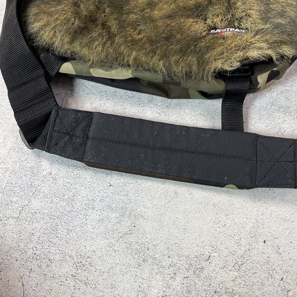 Eastpak 00's Eastpak Faux Fur Y2K Crossbody Bag Rick Owens Style Size ONE SIZE - 9 Thumbnail