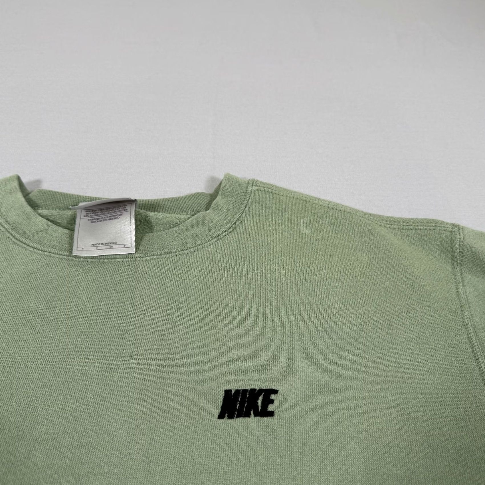 Nike VINTAGE Nike Sweatshirt Mens Small Green Embroidered Logo 90s Y2K Crew Neck Pullover Sweatshirt Size US S / EU 44-46 / 1 - 3 Thumbnail