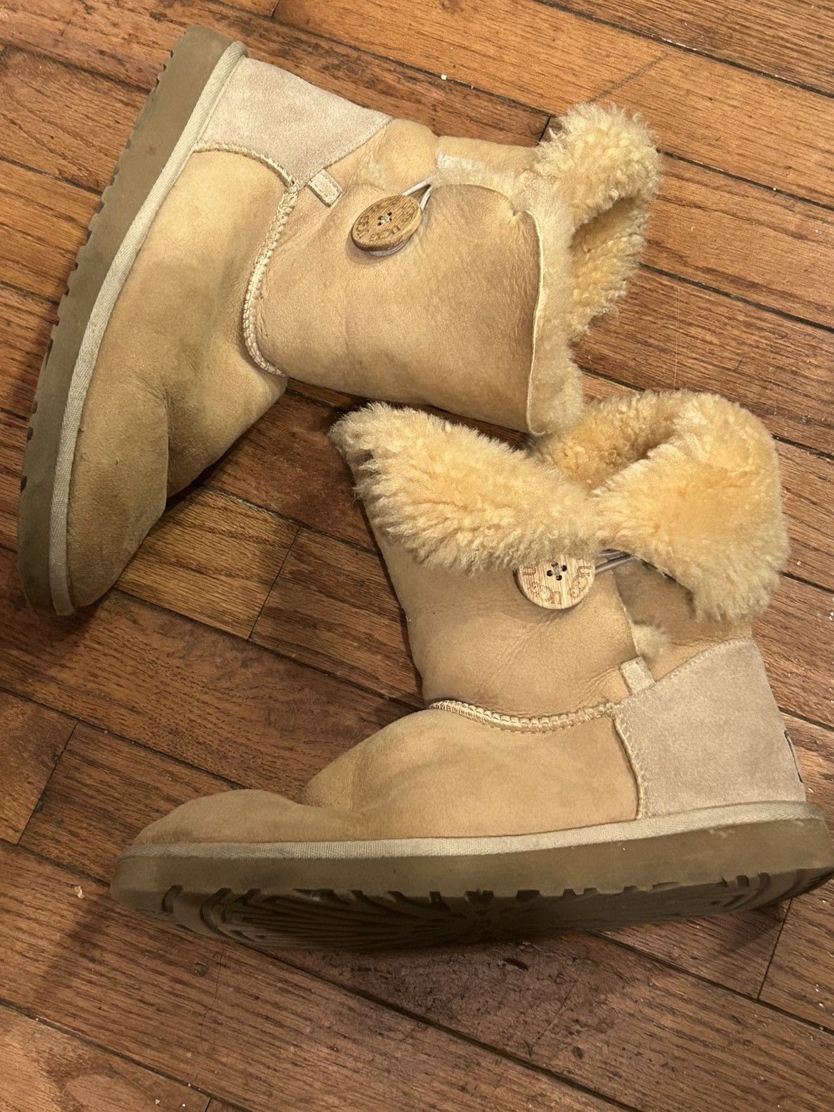 Ugg UGG Women's Bailey Button Size US 7 / IT 37 - 7 Thumbnail