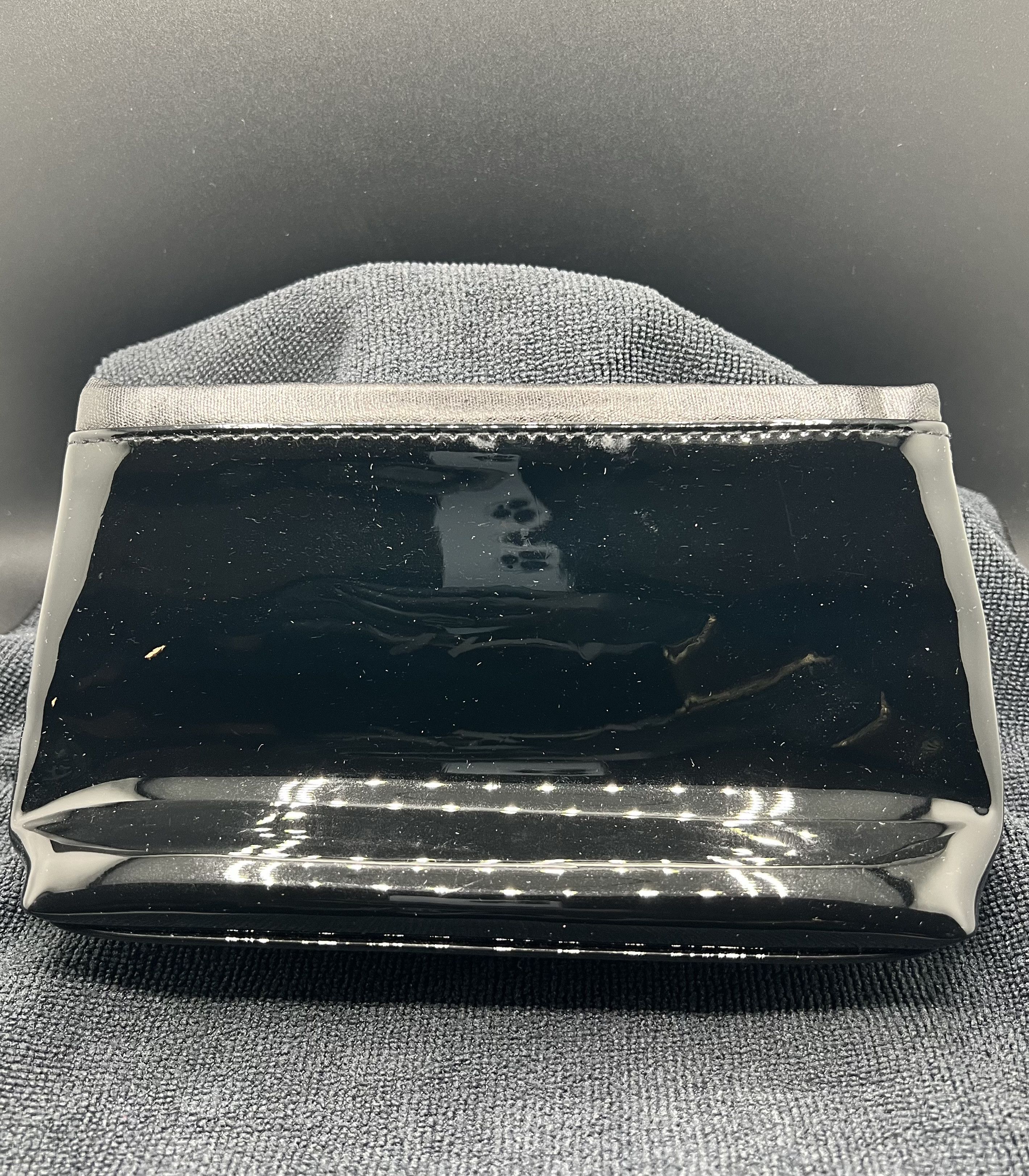 Yves Saint Laurent PRE OWNED YVES SAINT LAURENT BEAUTE PATENT ZIPPER POUCH Size ONE SIZE - 4 Thumbnail