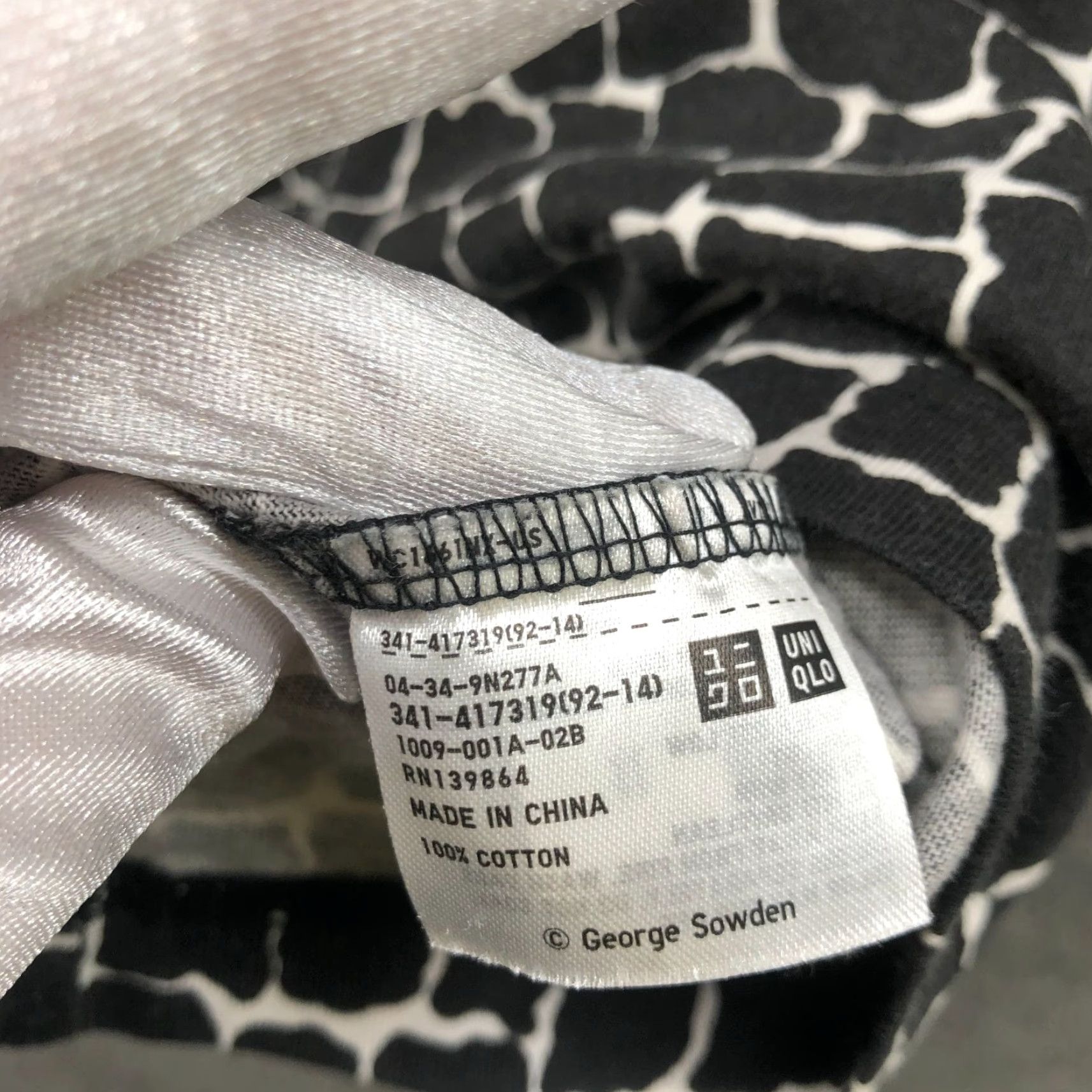 Uniqlo Uniqlo Shirt Womens XXS Black White T Shirt Short Sleeve UT George Sowden Geo Print Size XXS / US 00 / IT 34 - 6 Thumbnail