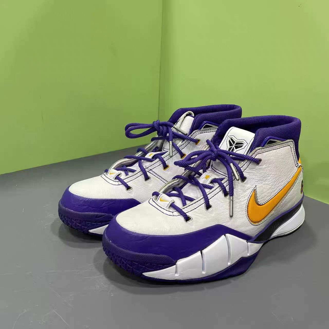 Nike Nike Lakers White/Purple Basketball Shoes K15 Size US 9.5 / EU 42-43 - 1 Thumbnail