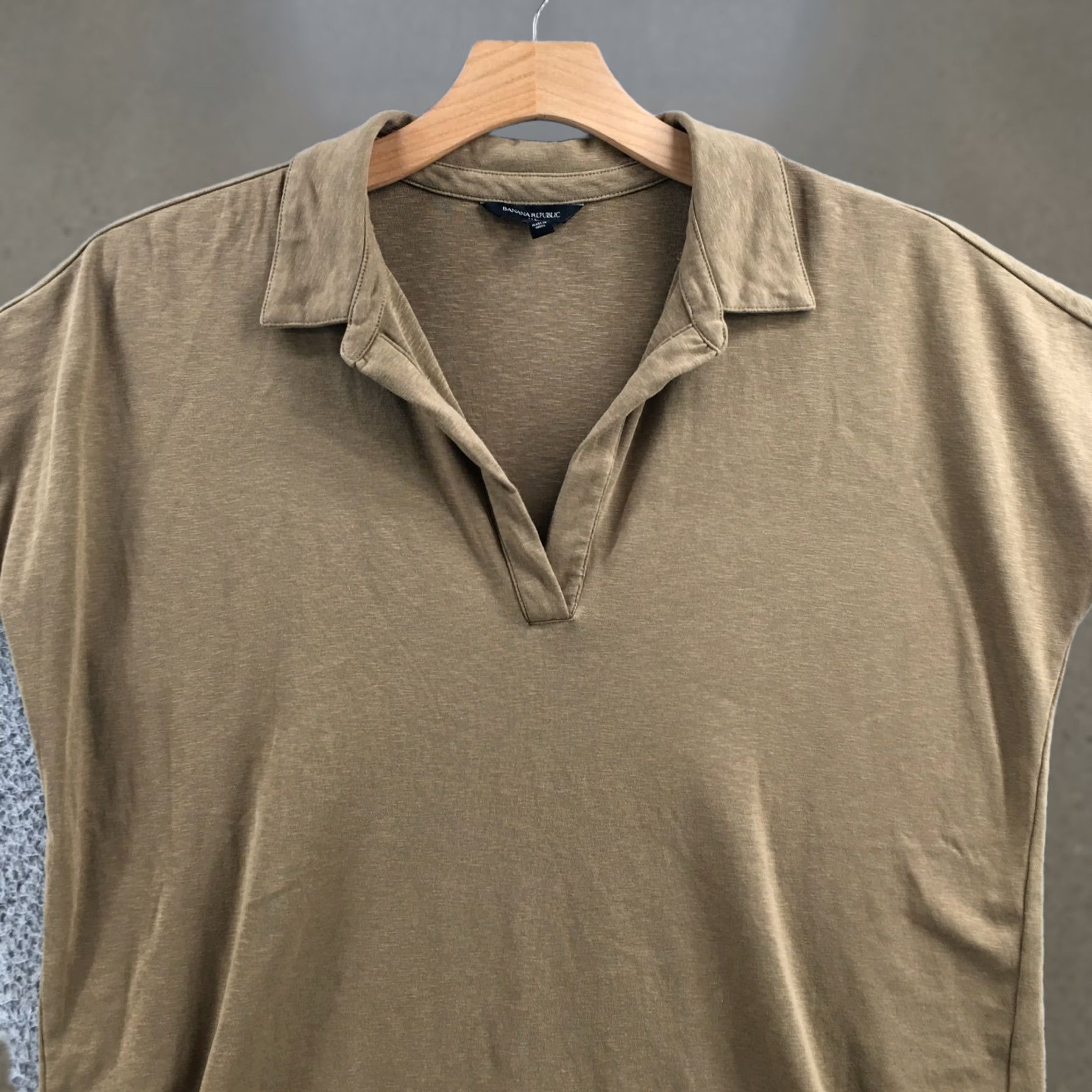 Banana Republic Banana Republic Polo Shirt Women L Brown Cotton Blend Sleeveless V-Neck Collared Casual Shirt Polo Size L / US 10 / IT 46 - 1 Thumbnail