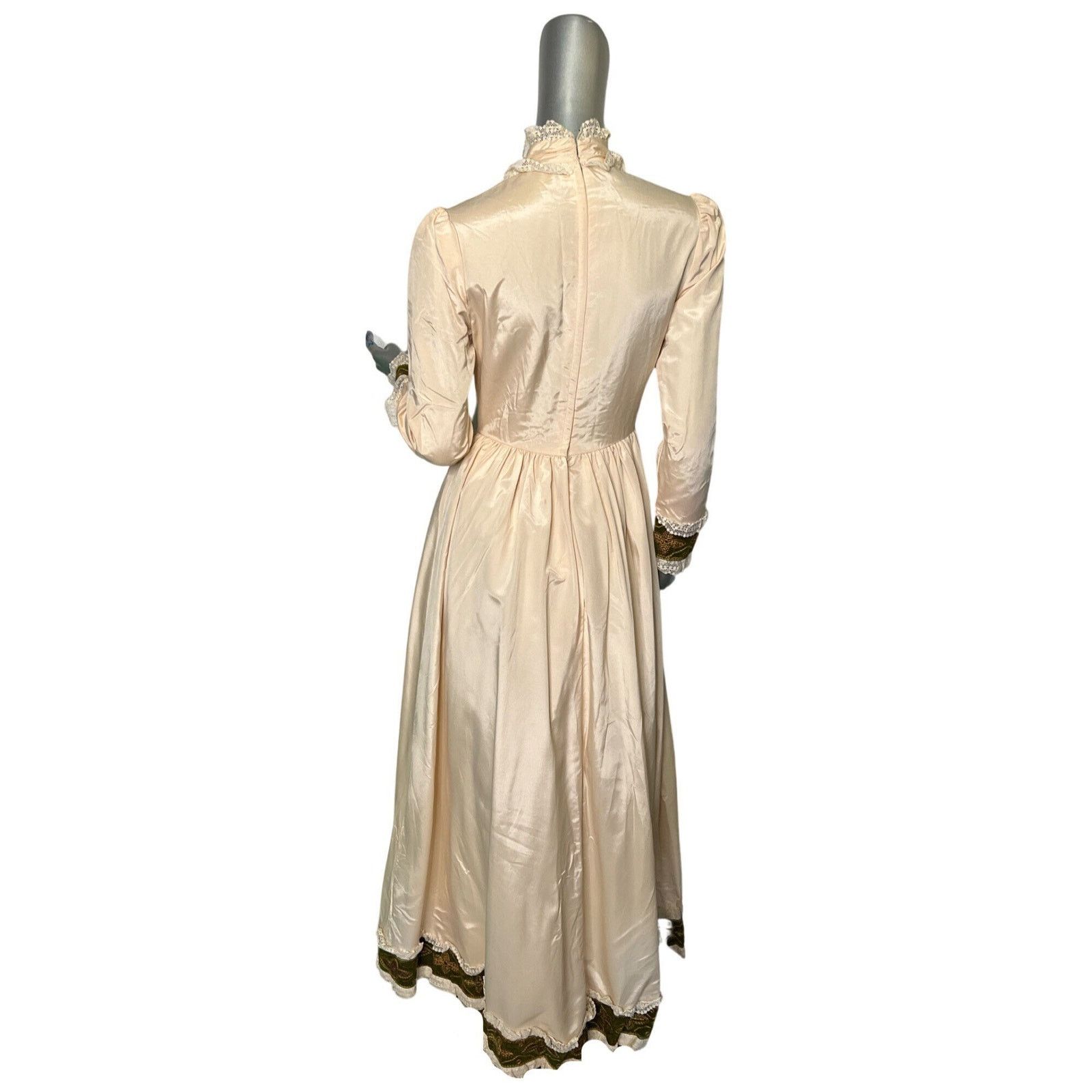 Vintage Vintage 1970s Victorian Emma Domb Cream Maxi Dress Size 5 Size S / US 4 / IT 40 - 5 Thumbnail