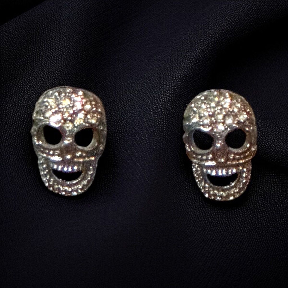 Other Silver tone pave skull post earrings Size ONE SIZE - 1 Thumbnail
