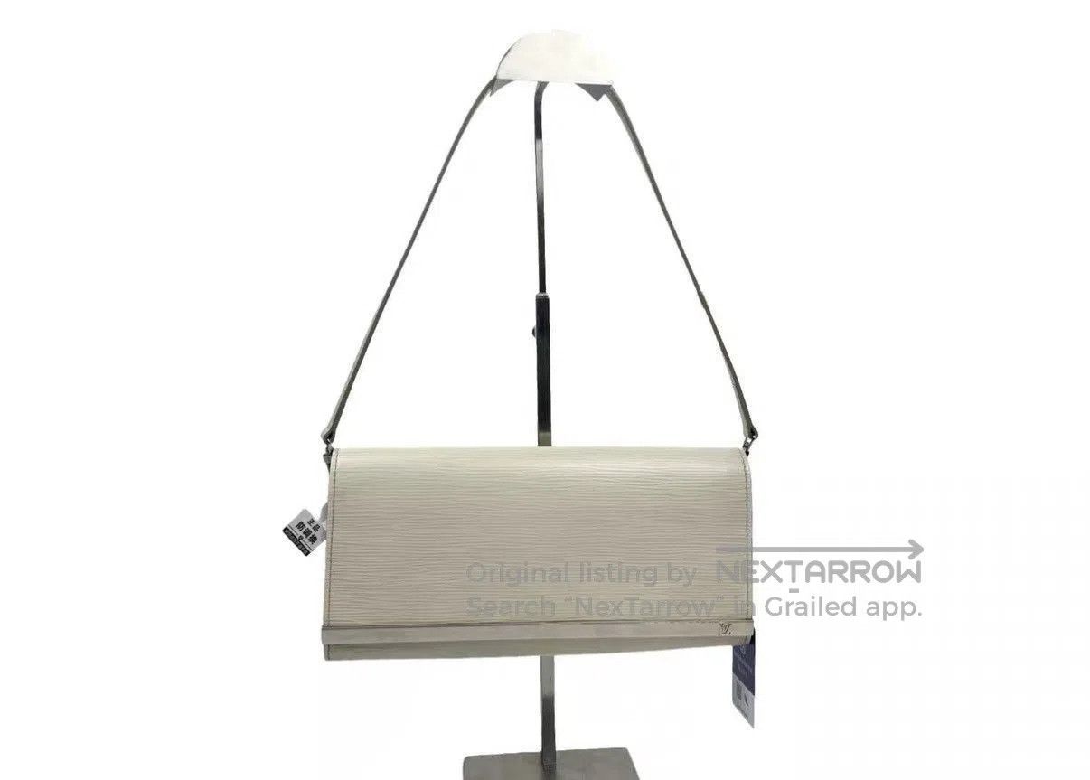 Louis Vuitton White Textured Crossbody Clutch Bag. Size ONE SIZE - 1 Thumbnail