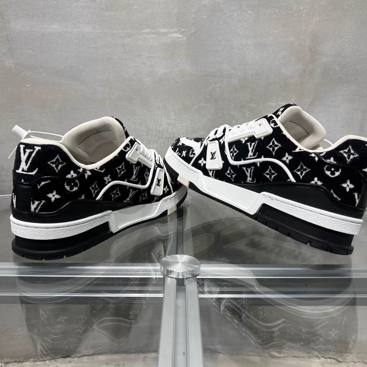 Louis Vuitton LV Trainer Black & White Flocked UK6 (40) YH25353 Size US 7 / EU 40 - 5 Thumbnail