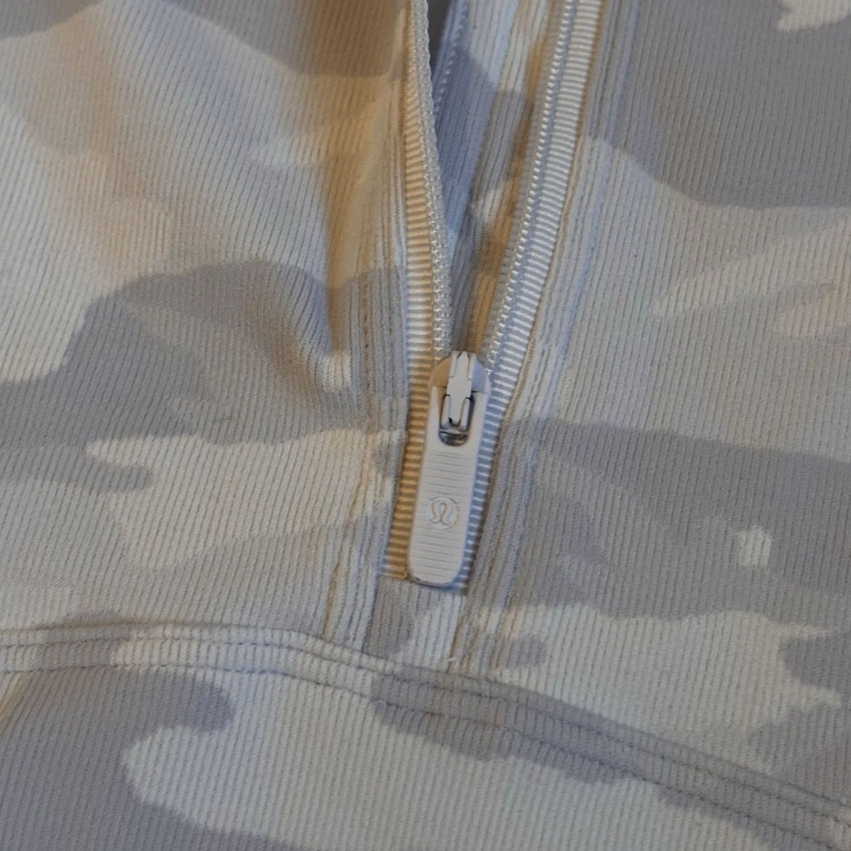 Lululemon Womens Lululemon Pace Pursuit 1/2 Zip Pullover Gray White Camo sz 2 Size XS / US 0-2 / IT 36-38 - 4 Thumbnail