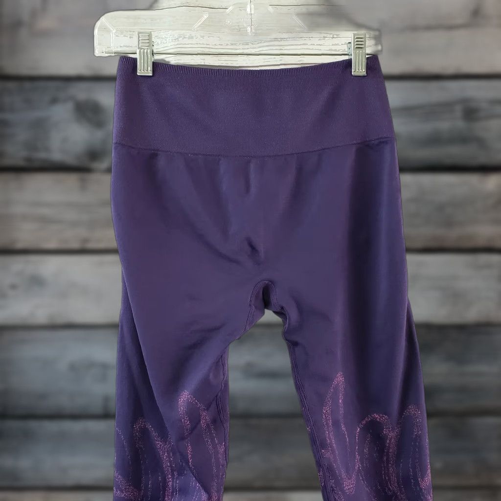 Fabletics Fabletics Womens High Waisted Seamless Cropped Leggings Sz S Purple Cropped leggings Womens Activewear 24 in Inseam 12.5" Waist Nylon Blend Capruple? Size 28" / US 6 / IT 42 - 1 Thumbnail