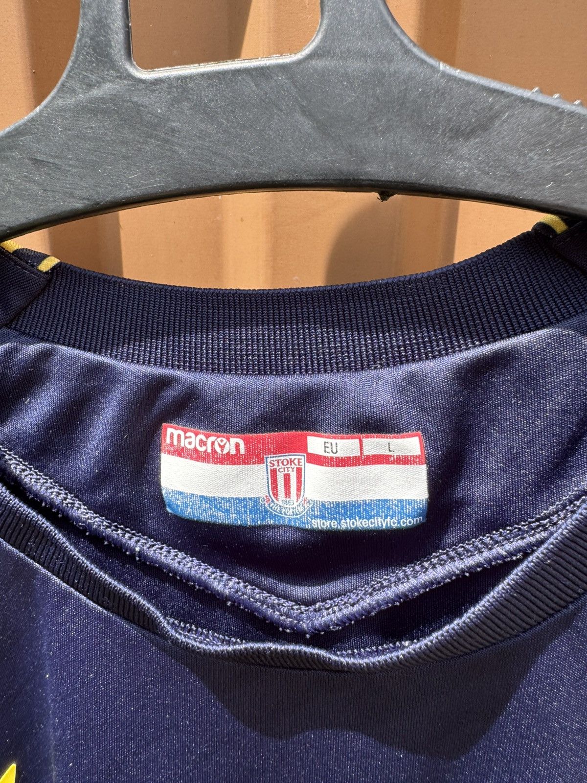 Vintage MACRON STOKE CITY 2019/2020 THIRD FOOTBALL SHIRT JERSEY Size US L / EU 52-54 / 3 - 11 Thumbnail