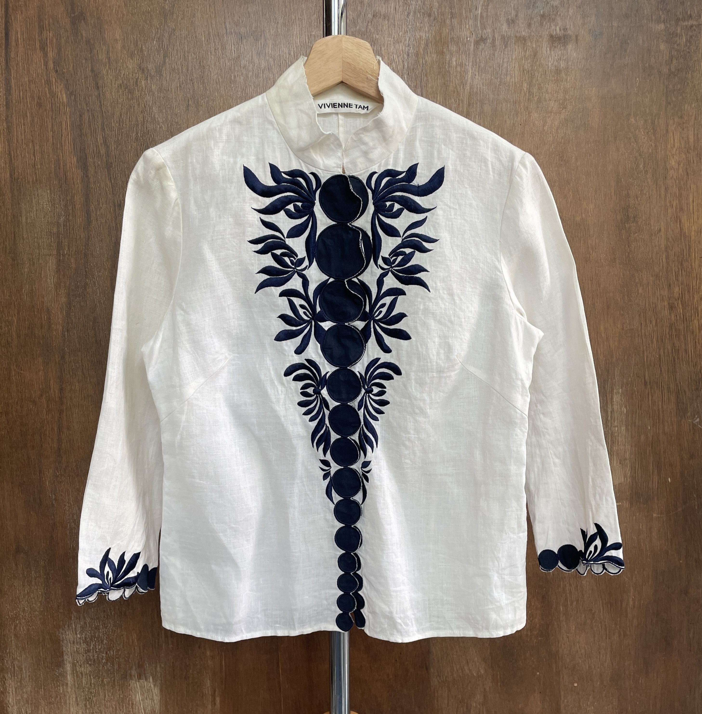 Vivienne Tam VIVIENNE TAM Flower Embroidery White Rayon Shirt Size S / US 4 / IT 40 - 1 Thumbnail