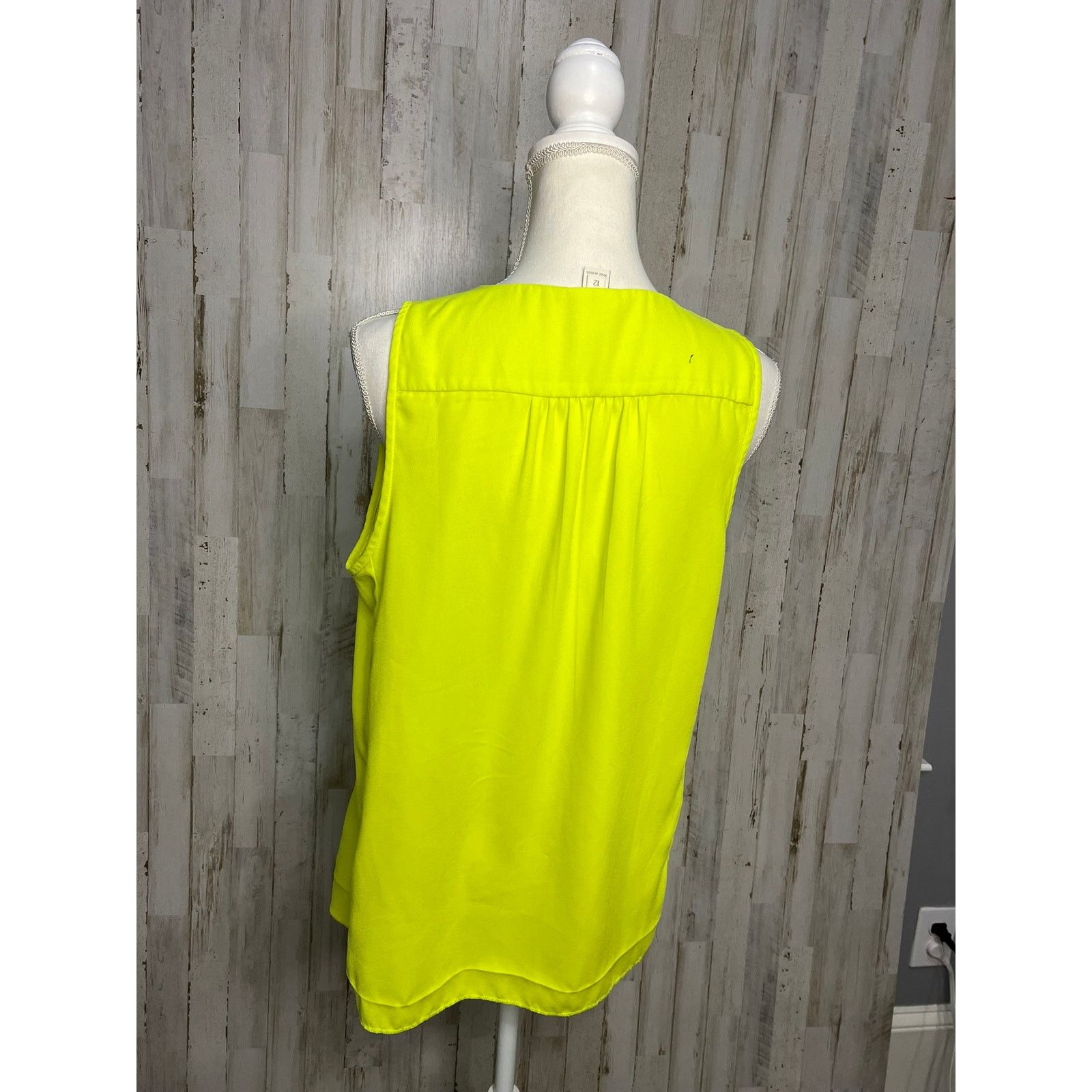 J.Crew J.Crew Women's Sleeveless V-Neck Blouse Size 12 Neon Yellow Size XL / US 12-14 / IT 48-50 - 3 Thumbnail