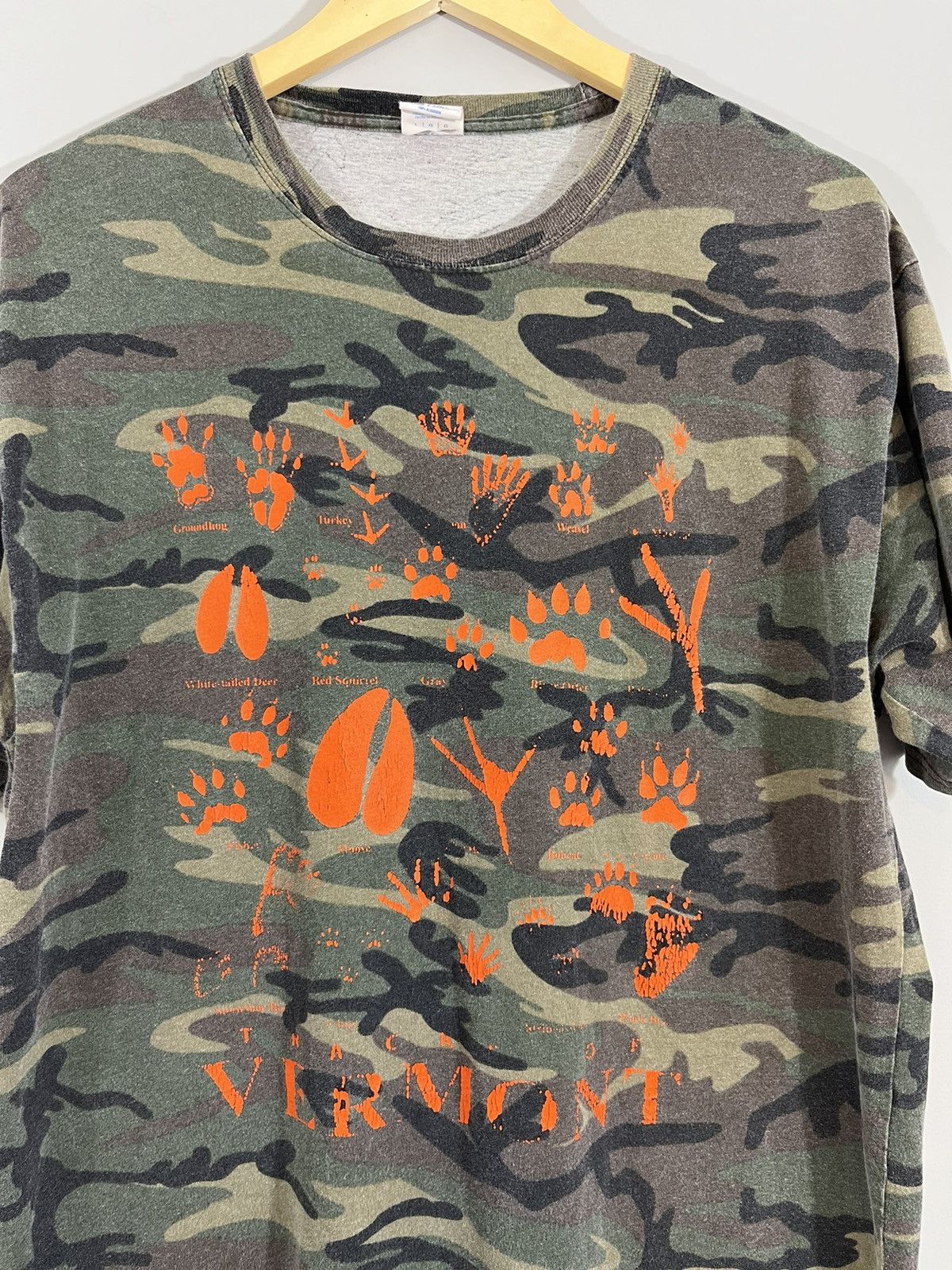 Vintage Camo Wildlife Tracks Distressed Tee Size US L / EU 52-54 / 3 - 4 Thumbnail