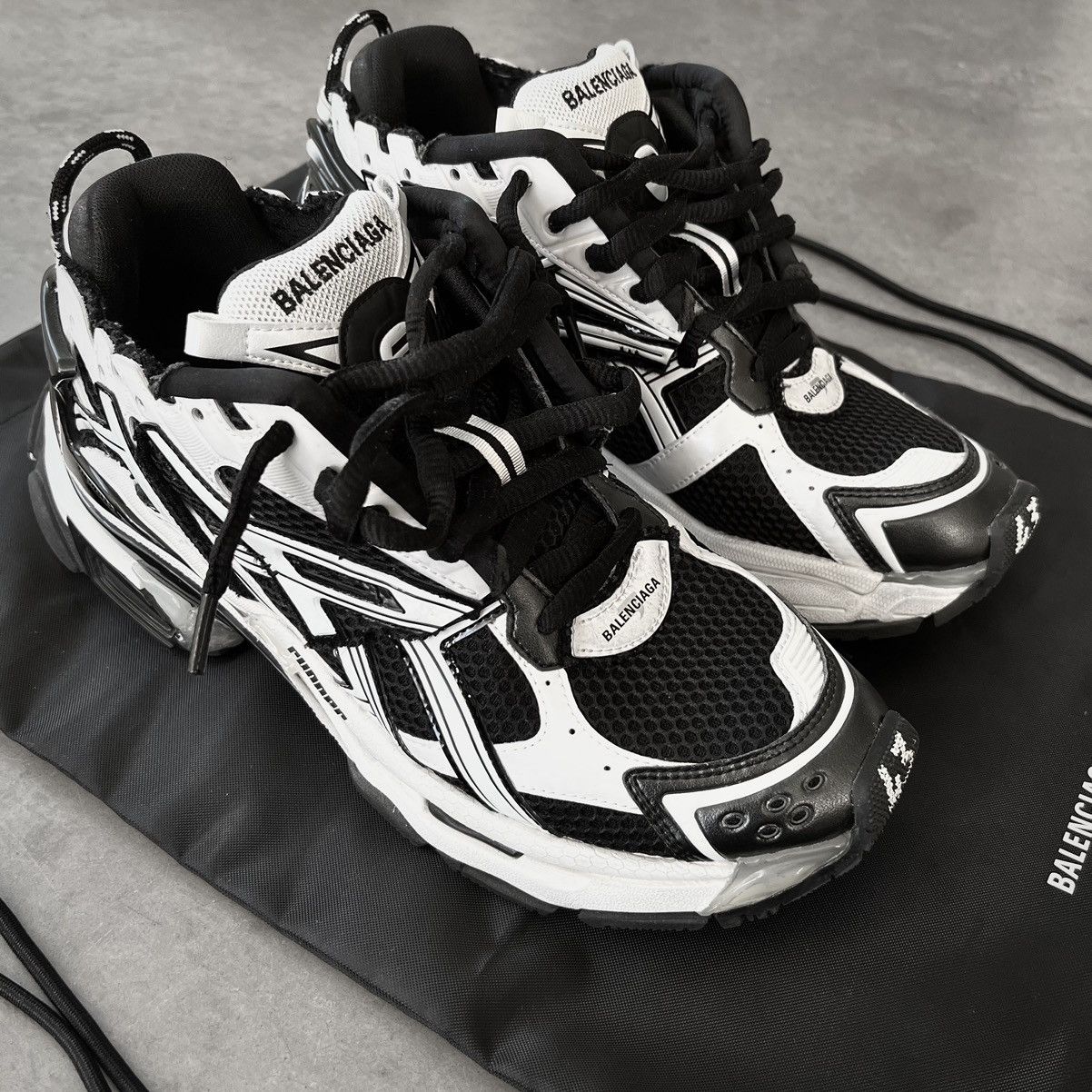 憧れの WHITE & BLACK RUNNER: Balenciaga W/BOX,TAGS,DUSTBAG Grailed | 靴