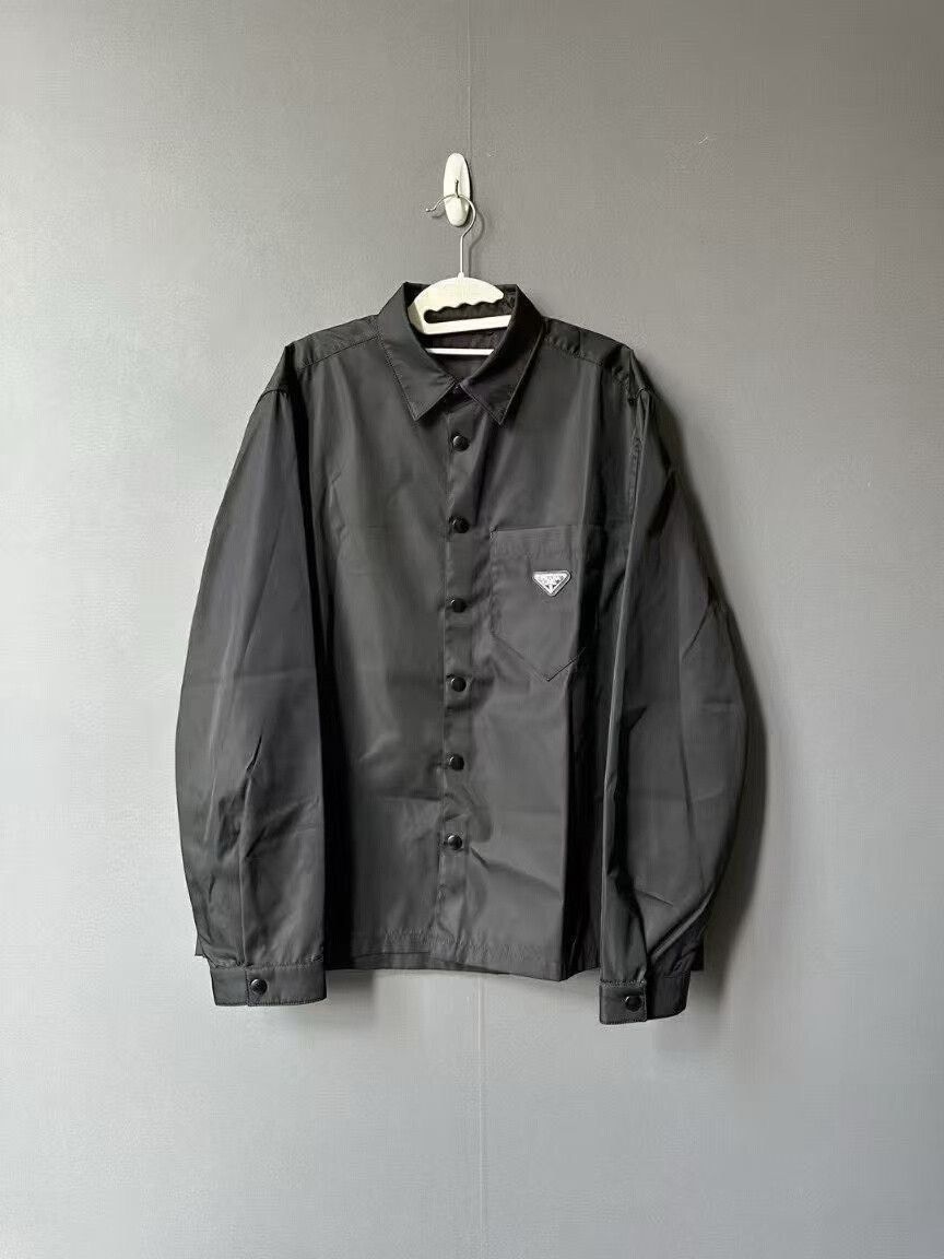 Prada prada black nylon triangle logo shirt Size US L / EU 52-54 / 3 - 1 Thumbnail