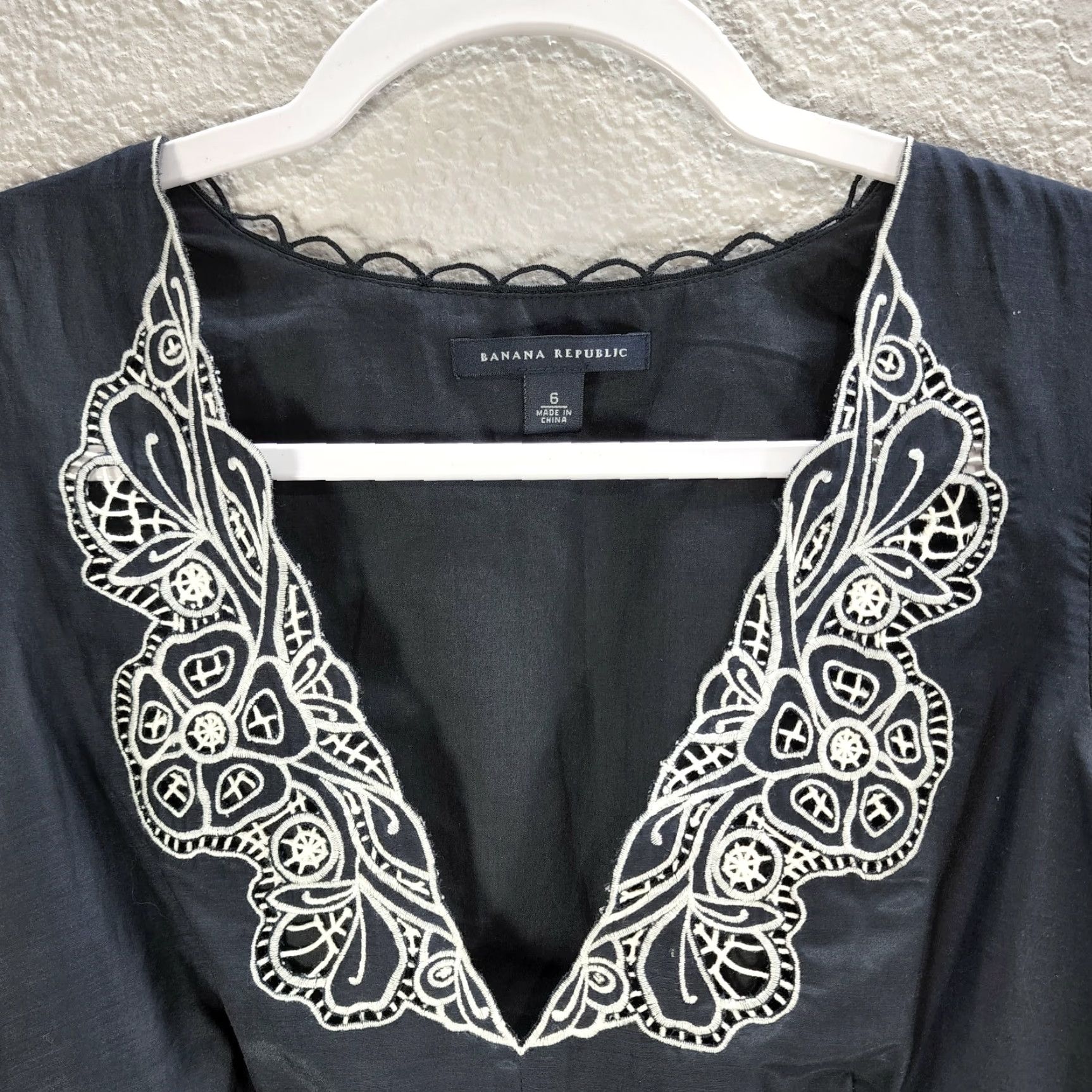 Banana Republic Banana Republic Dark Blue Floral Embroidered Sleeveless Top Shirt Relaxed Sz 6 Womens Tank V-Neck Embroidered Cotton Silk 90s? Size M / US 6-8 / IT 42-44 - 4 Thumbnail