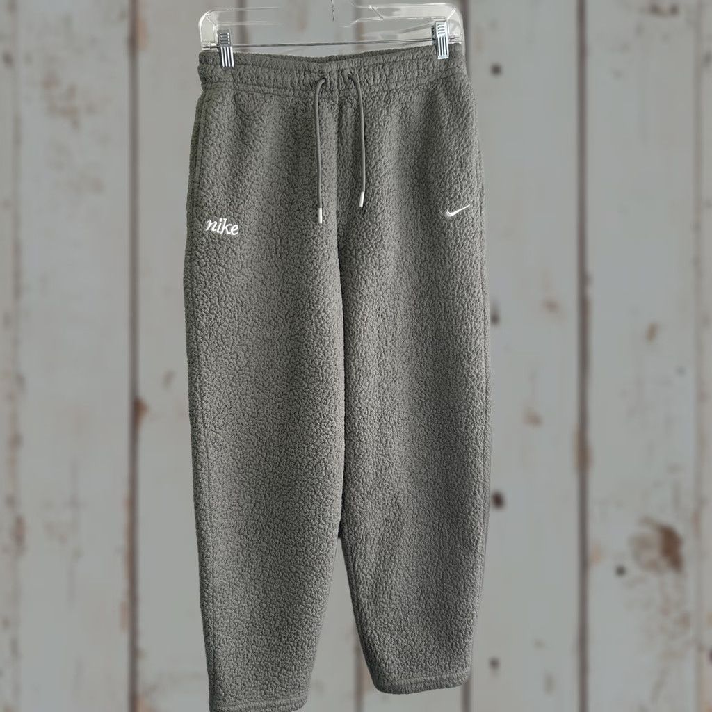 Nike Nike Pants Womens Sz S Gray Faux Fur Sherpa Fleece Swoosh Sweatpant Therma Fit Sweatpants Women Small Gray Nike Therapy Size 28" / US 6 / IT 42 - 1 Thumbnail