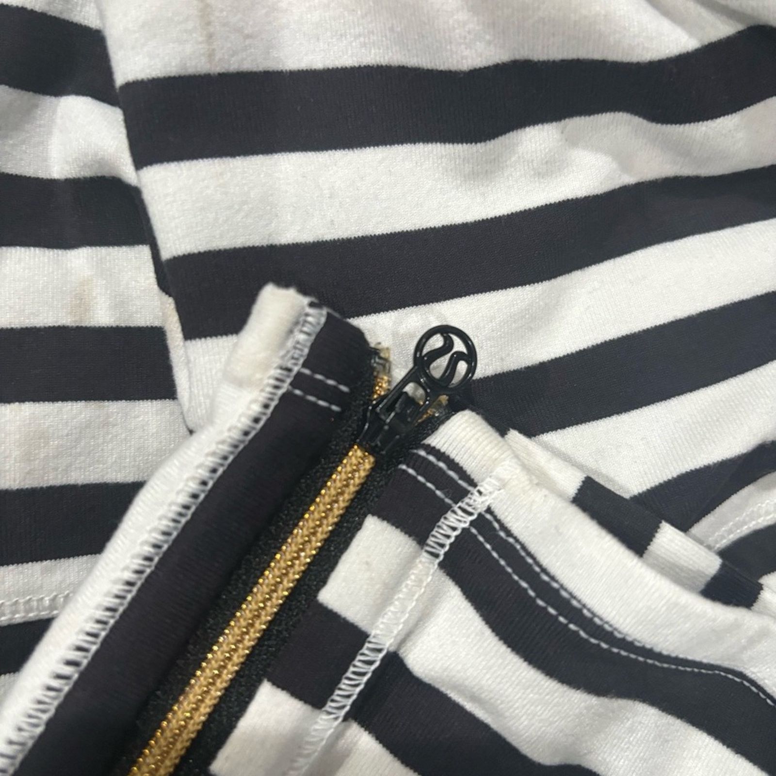 Lululemon LULULEMON Vinyasa Scarf *Zips Apex Stripe Black White Size ONE SIZE - 8 Thumbnail