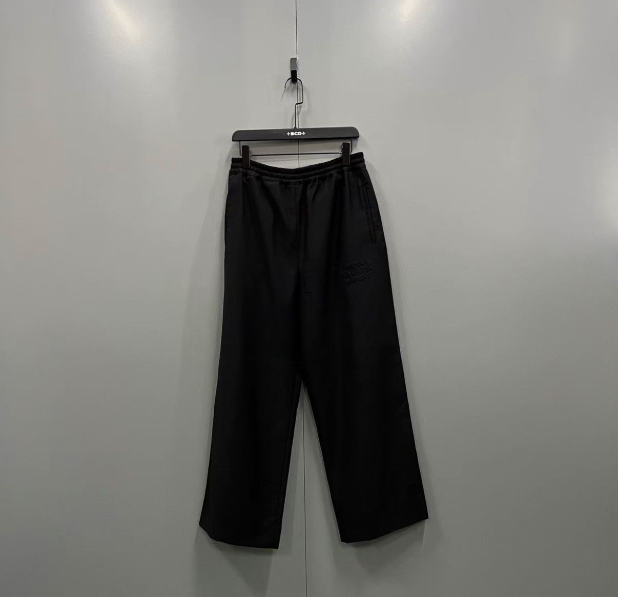 Louis Vuitton Louis Vuitton Embroidered Logo Trousers J41 Size US 32 / EU 48 - 1 Thumbnail