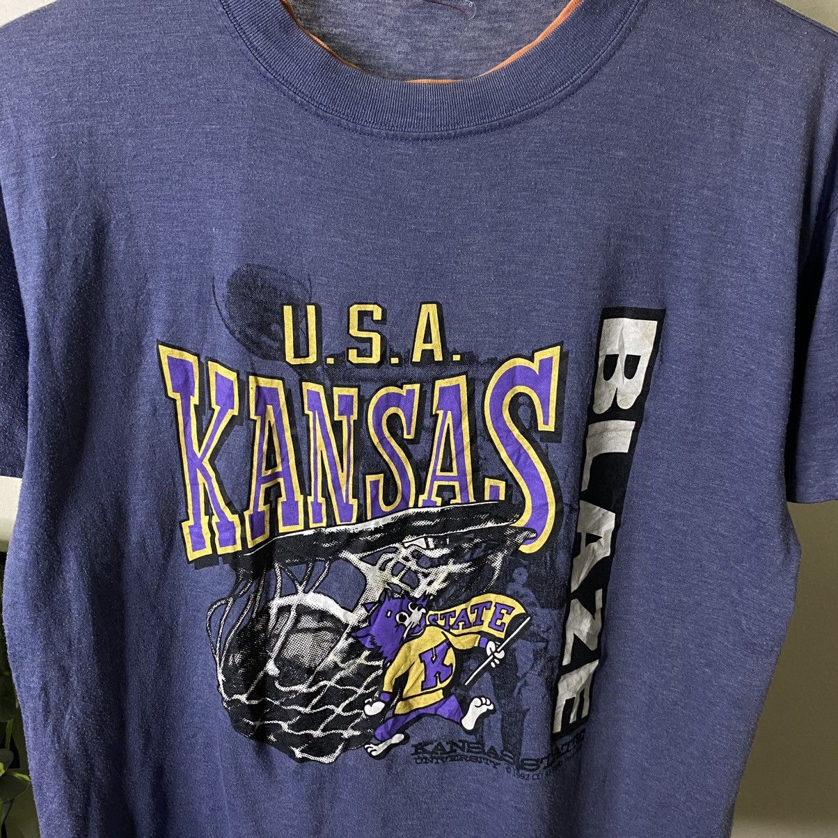 Vintage 1992 Kansas State University Blaze Basketball NCAA T Shirt Size US L / EU 52-54 / 3 - 2 Thumbnail