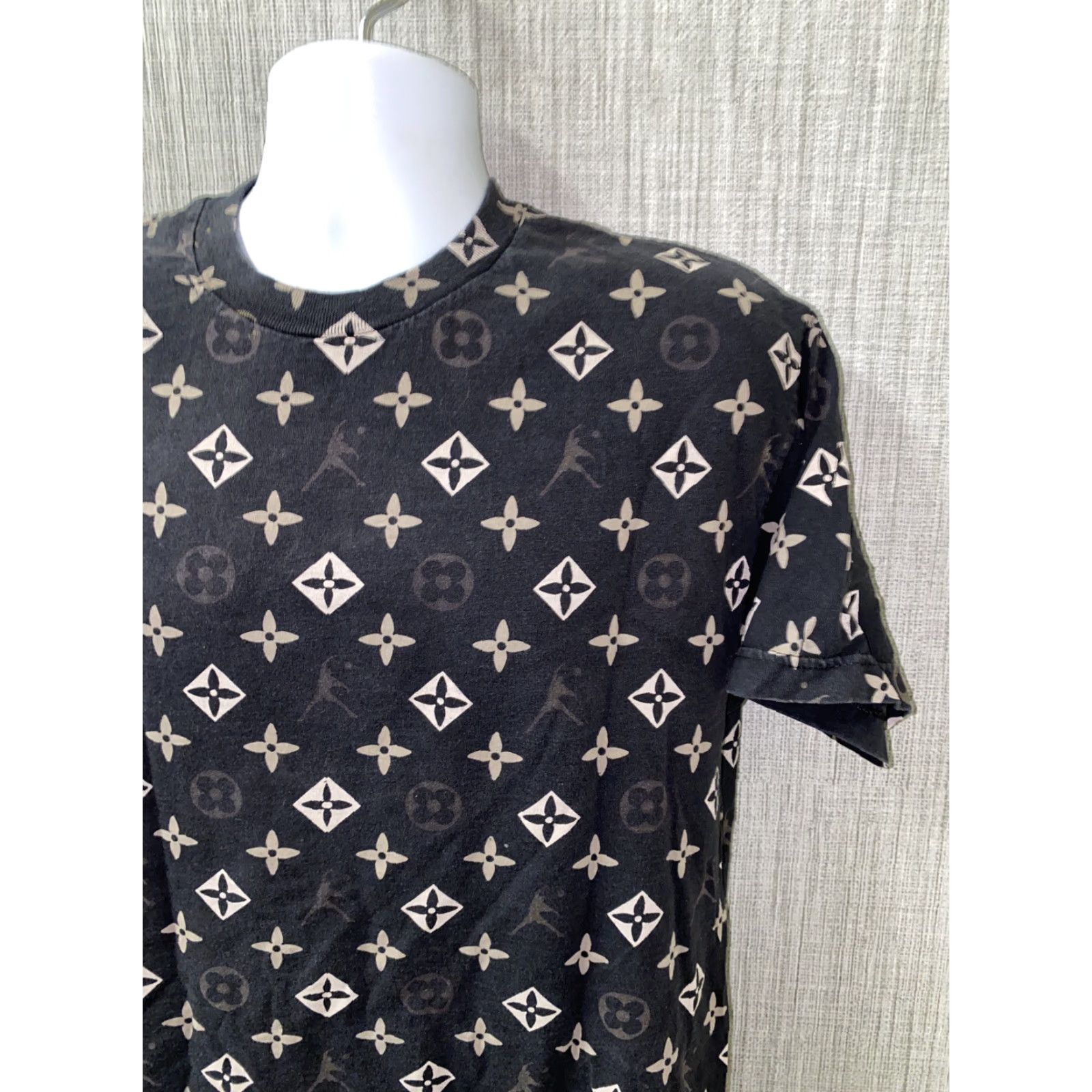 Vintage MIKE Mens Black Short Sleeve Geometric Print T-Shirt Size L Size US L / EU 52-54 / 3 - 2 Thumbnail