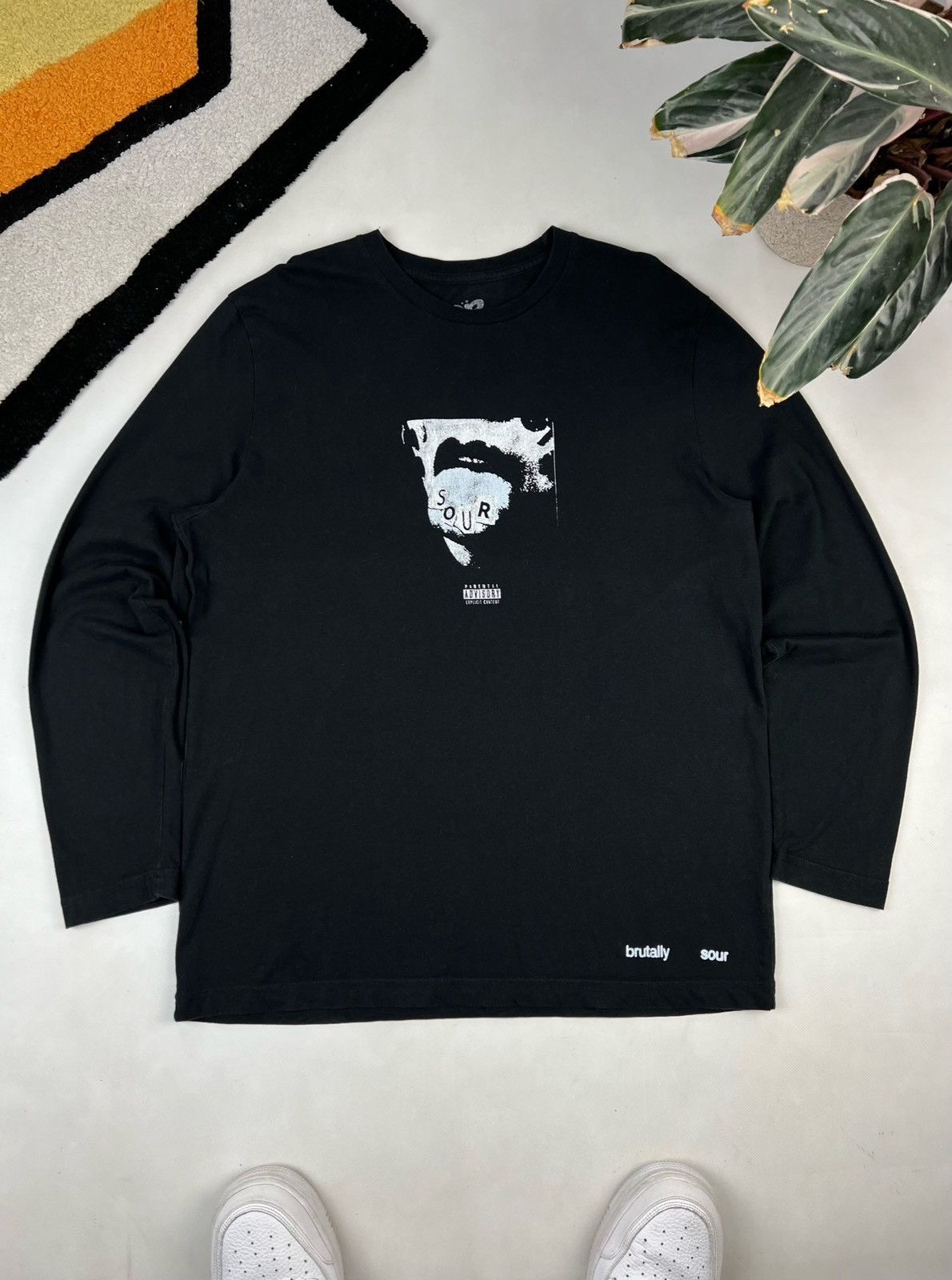 Band Tees Olivia Rodrigo tee longsleeve brutally sour Size US L / EU 52-54 / 3 - 1 Thumbnail