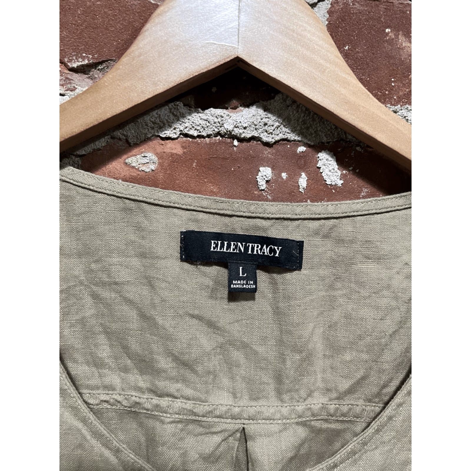 Ellen Tracy Ellen Tracy Blouse Shirt Womens Brown Linen Short Sleeve Zip 1/4 L Brown 30 Length 22 Pit to Pit Mens/Womens? Size L / US 10 / IT 46 - 3 Thumbnail