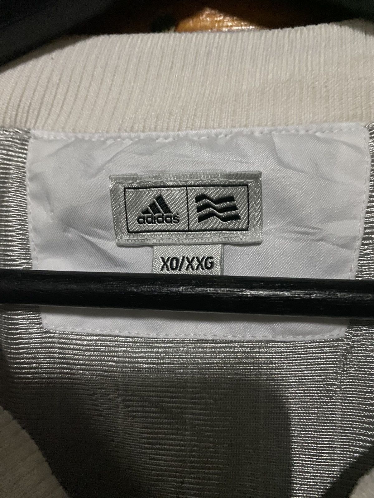 Adidas Vintage Adidas White Windbreaker Pullover Japan Edition Size US L / EU 52-54 / 3 - 7 Thumbnail
