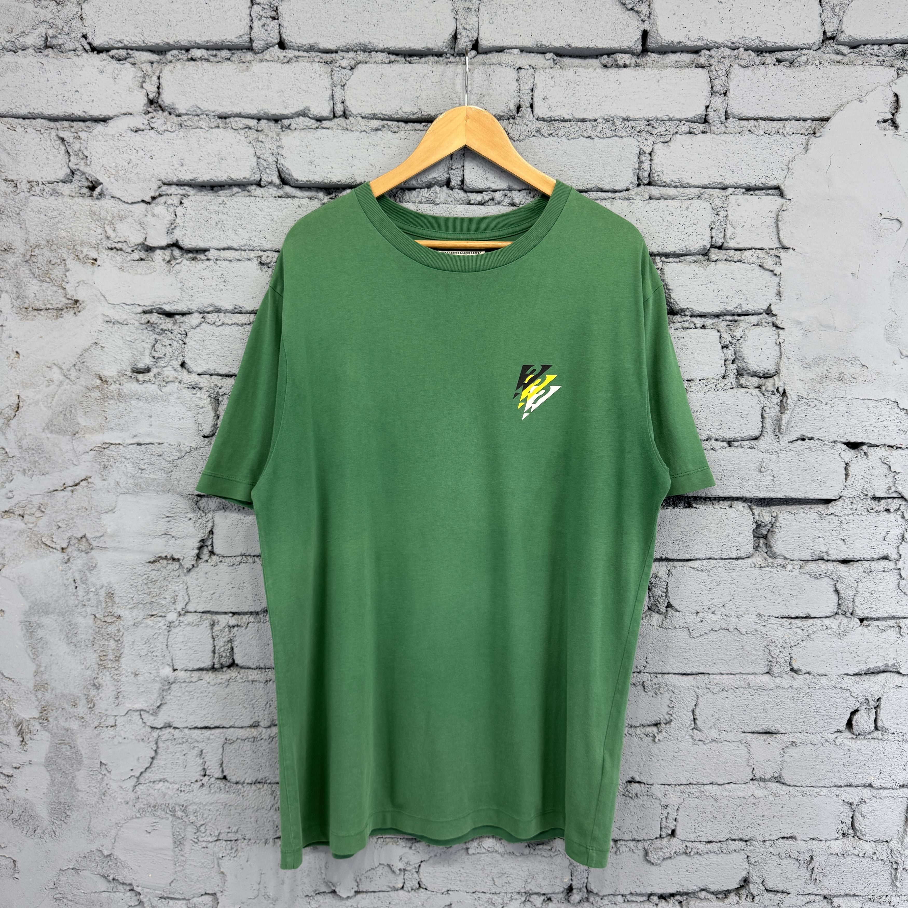 Guess Vintage Guess Original Flag Logo Backhit Sunfaded Tshirt Size US M / EU 48-50 / 2 - 2 Thumbnail