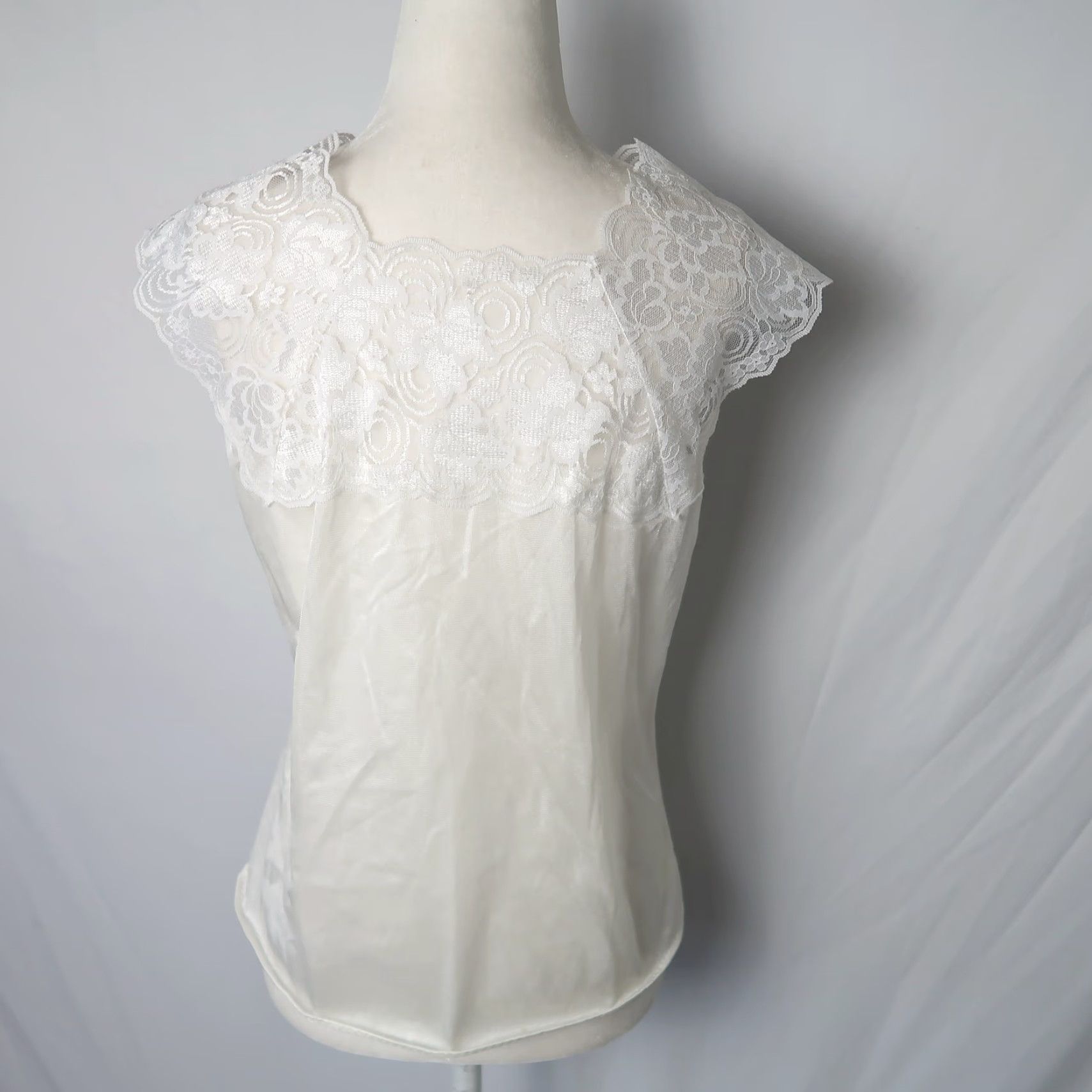 Vintage VINTAGE MMI V-neck White Lace Trim Nylon Lingerie Top M White Lace Trim Nylon Lingerie Top 1980s M Mens? Size M / US 6-8 / IT 42-44 - 4 Thumbnail