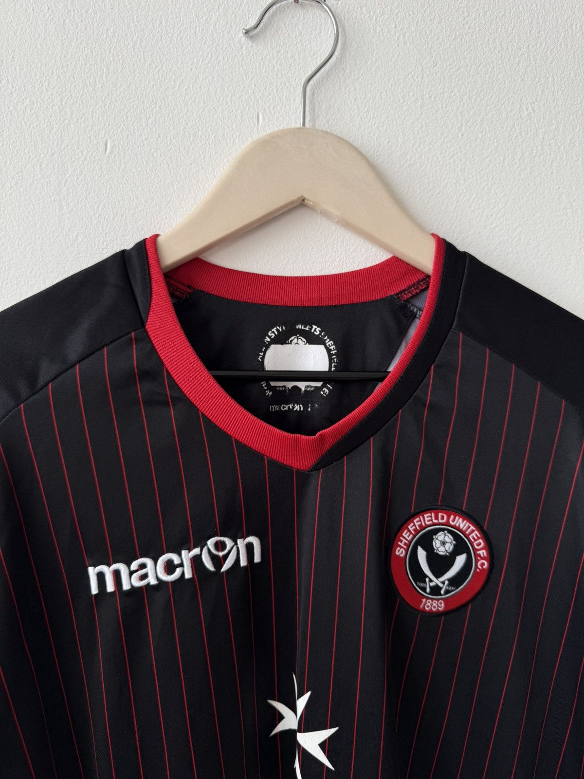 Macron × Vintage Macron Sheffield United 2010/2011 Away Jersey Size US L / EU 52-54 / 3 - 8 Thumbnail