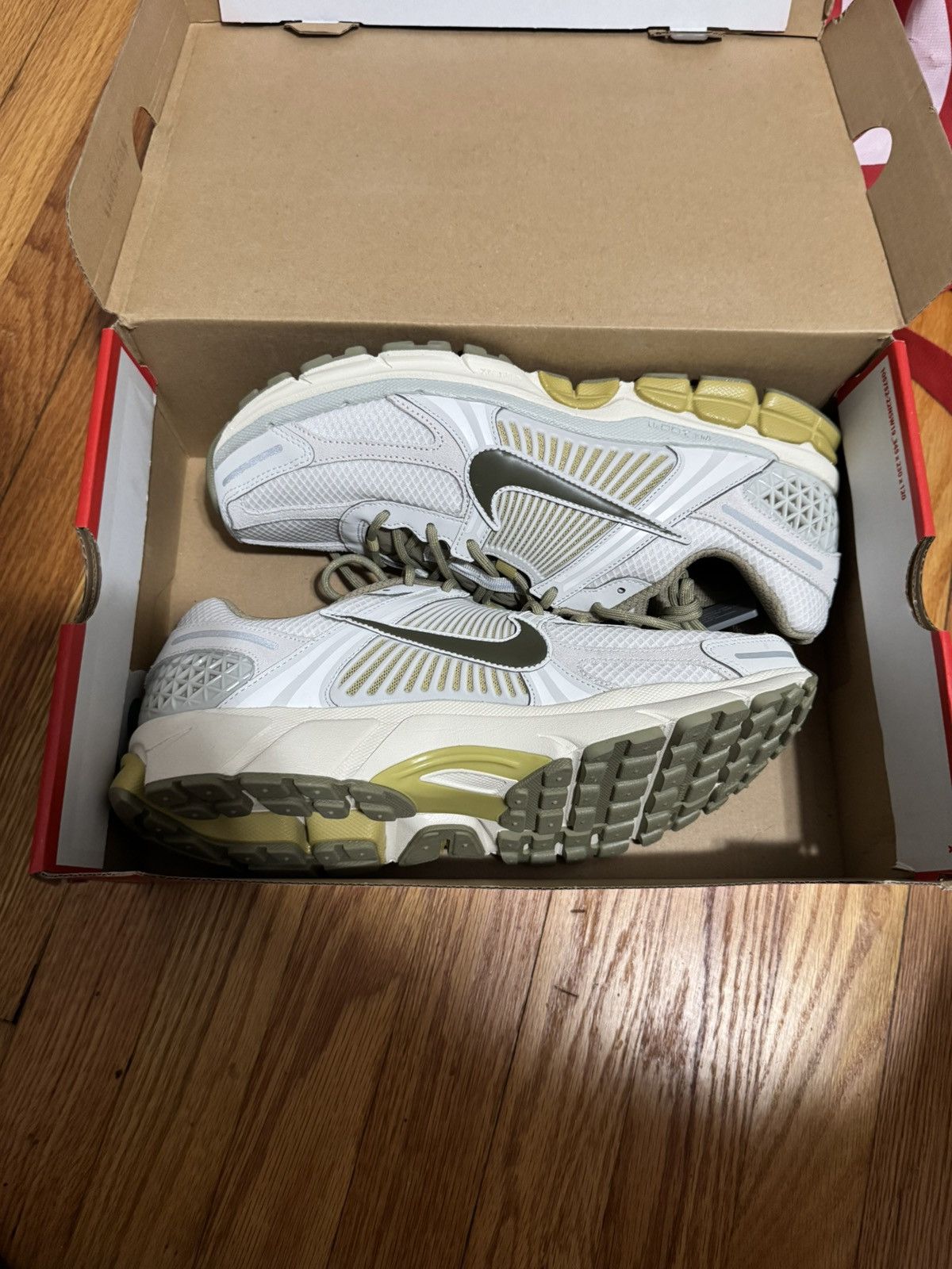 Nike Nike Zoom Vomero 5 Size US 12 / EU 45 - 2 Thumbnail