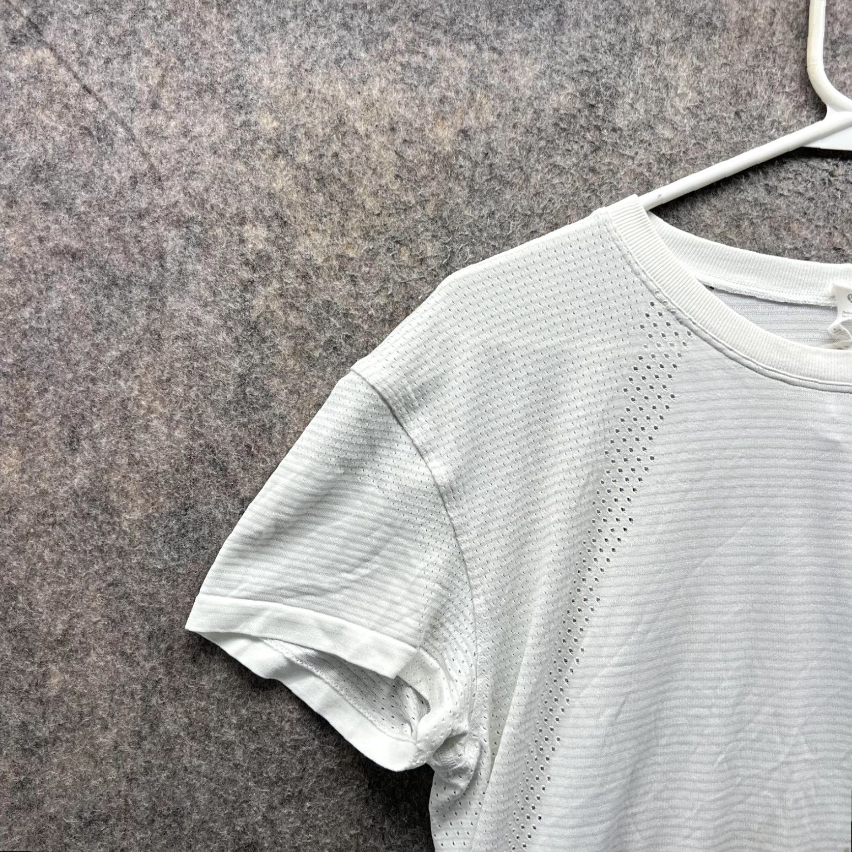 Lululemon Lululemon Shirt Women 10 White T-Shirt Polyester Crewneck Short Sleeve Casual Tee Modern Basic Mens Womens Girls Boys Size L / US 10 / IT 46 - 3 Thumbnail
