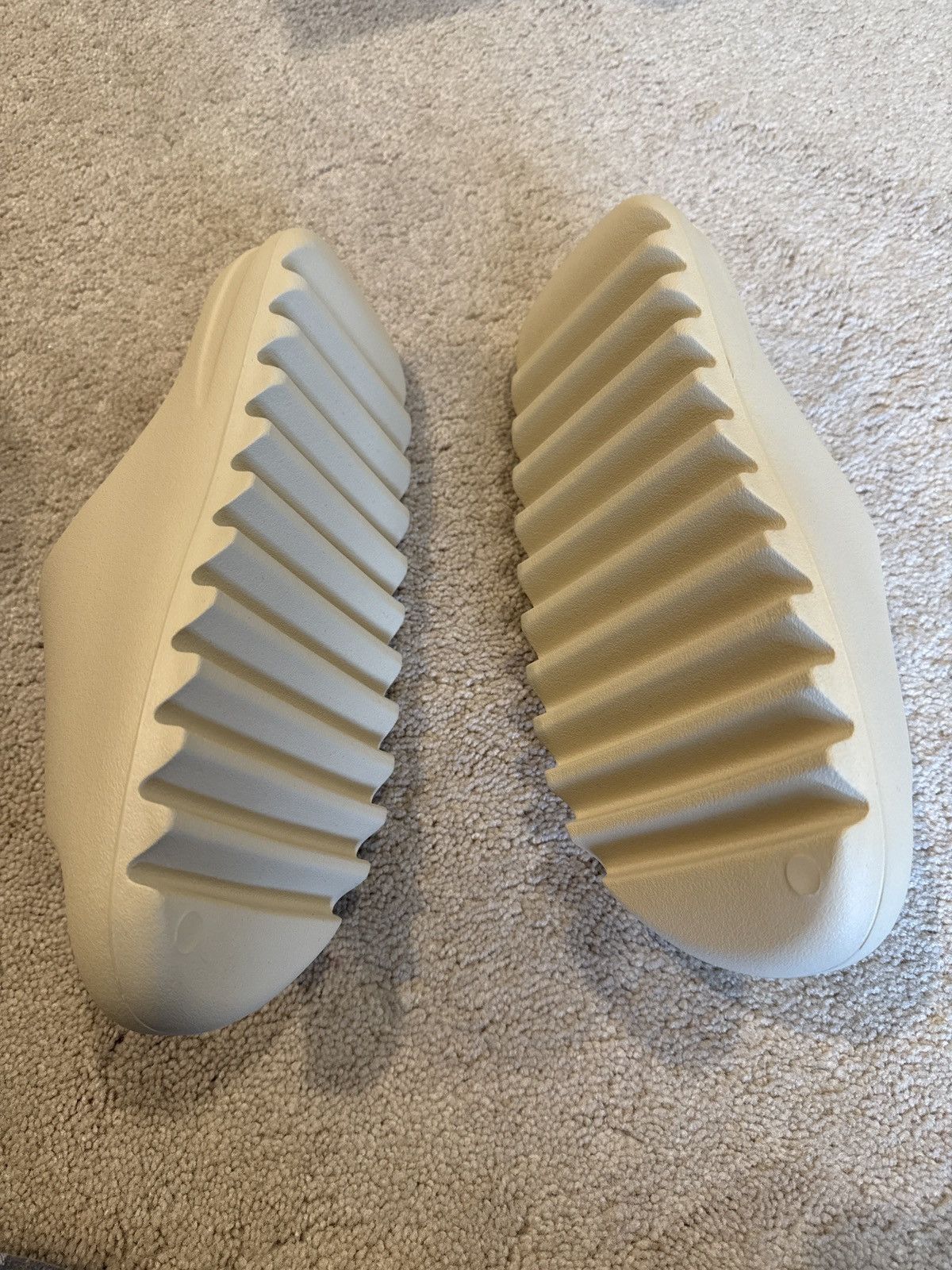 Yeezy 🔥 yeezy slides bone 2022/2023 restock size 10 Size US 10 / EU 43 - 5 Thumbnail