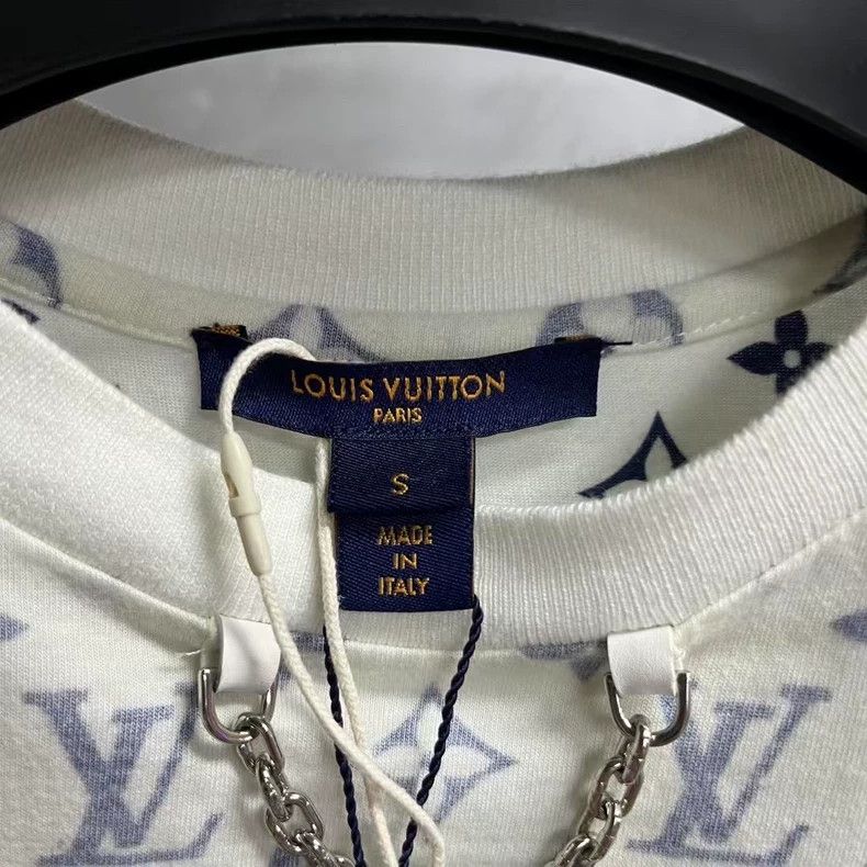 Louis Vuitton Louis Vuitton white neckline chain and full logo short sle Size US S / EU 44-46 / 1 - 2 Thumbnail
